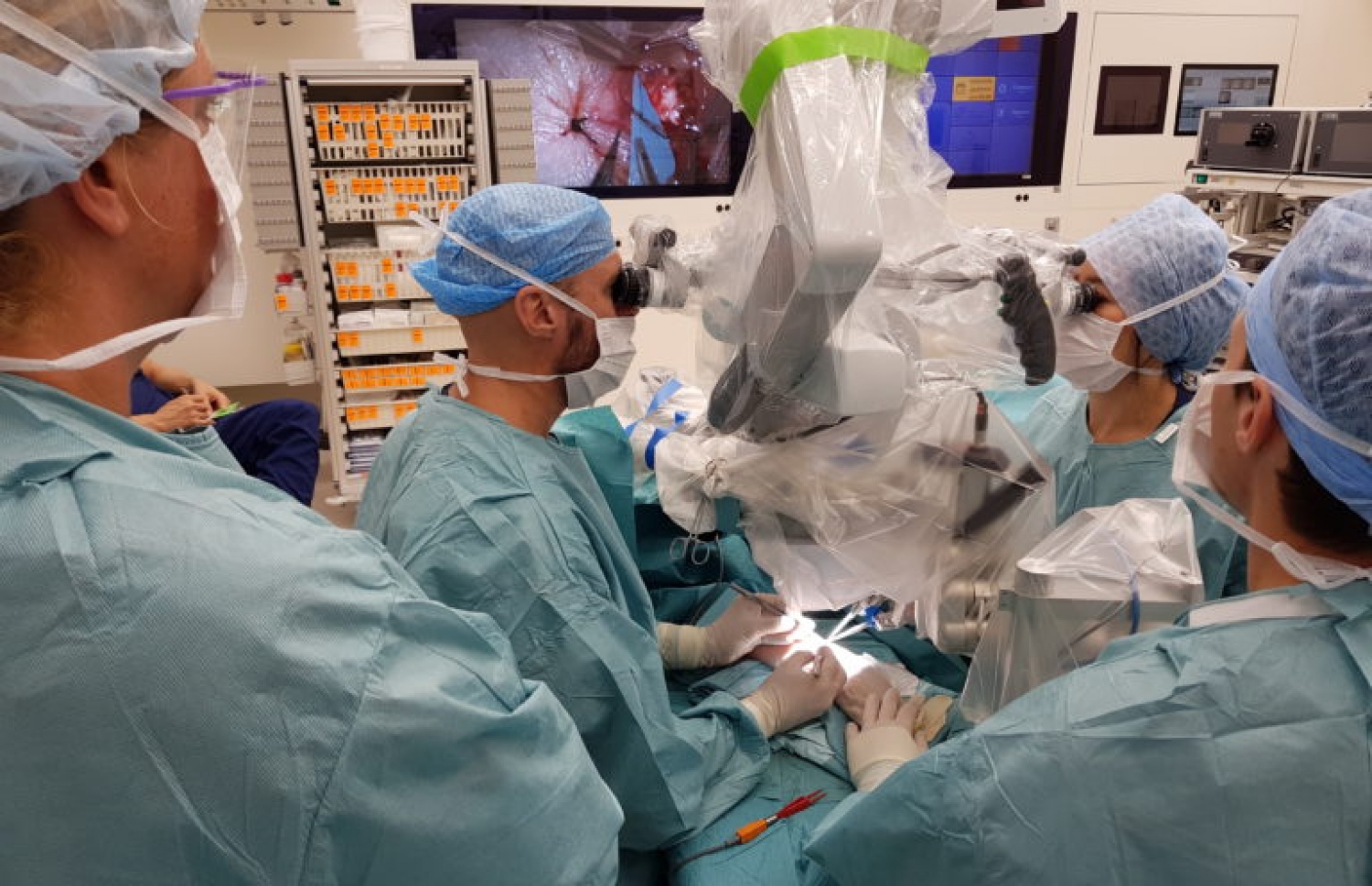 ޑޮކްޓަރުންތަކެއް ރޮބޮޓިކް އާލާތެއްގެ އެހީގައި ބަލިމީހަކު އޮޕަރޭޝަން ކުރަނީ.