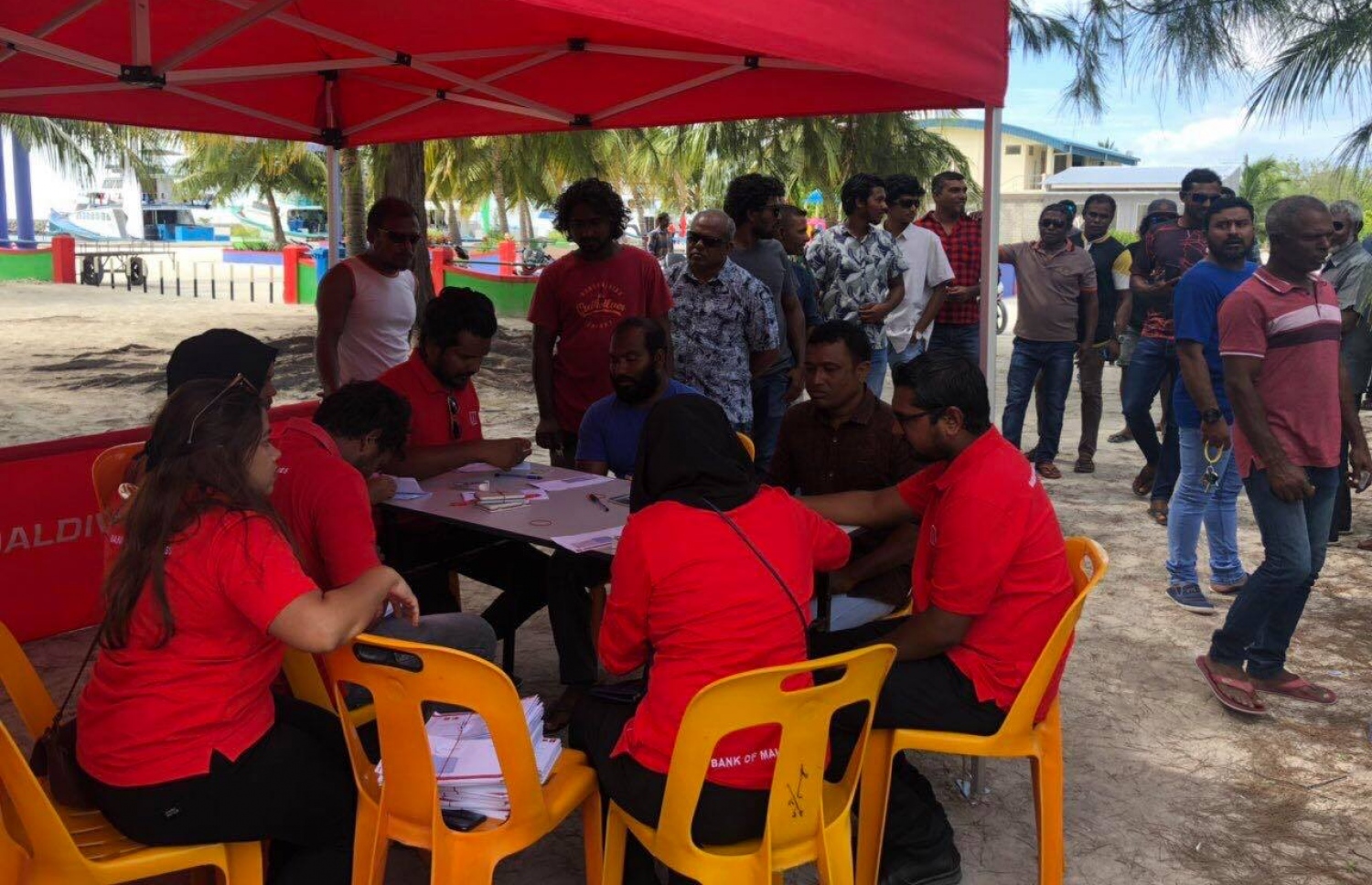 ބީއެމްއެލް އިން މަސްވެރިން ހޭލުންތެރި ކުރަނީ--ފޮޓޯ:ބީއެމްއެލް