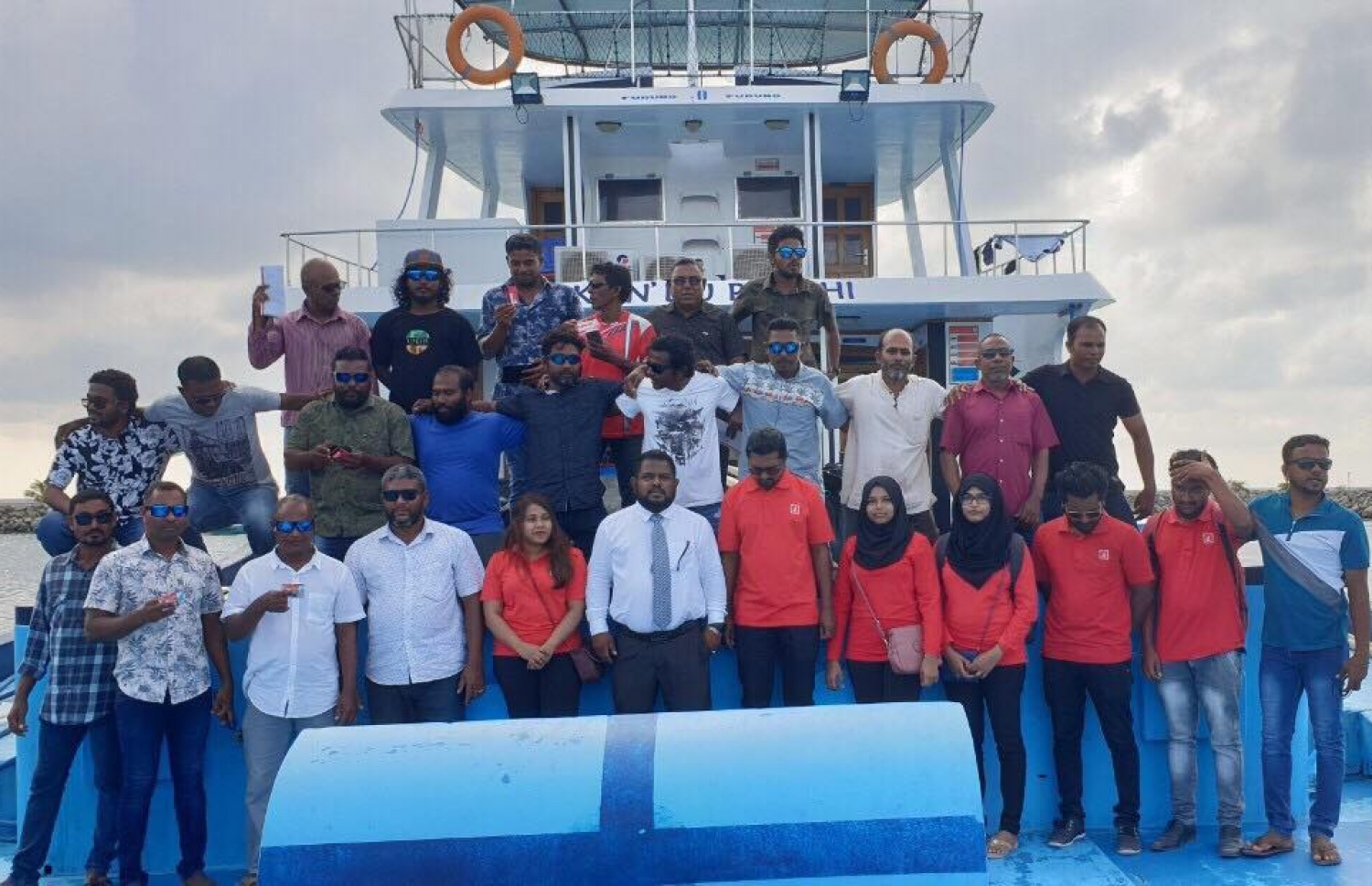 ބީއެމްއެލްގެ މުވައްޒަފުން މަސްވެރިންތަކަކާ އެކު--ފޮޓޯ:ބީއެމްއެލް