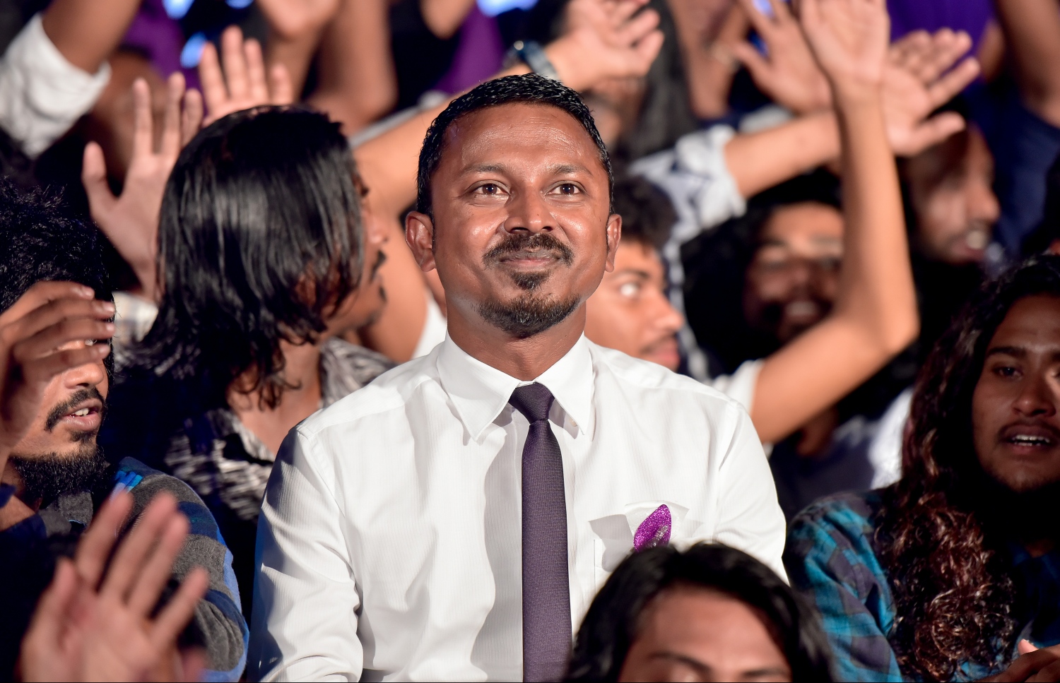 ވިލިމާލެ ދާއިރާ އަށް އަމިއްލަ ގޮތުން ވާދަކުރައްވާ އުޝާމް މިރޭ ފޮޓޯއަކަށް ހުއްޓިގެން: ވިލިމާލެ އަށް ގިނަ ކަންތައްތަކެއް ކޮށްދެއްވާނެ ކަމަށް އުޝާމް ވަނީ ވައުދުވެވަޑައިގެންފައި. --- ފޮޓޯ: އަހުމަދު ނިޝާތު/ މިހާރު