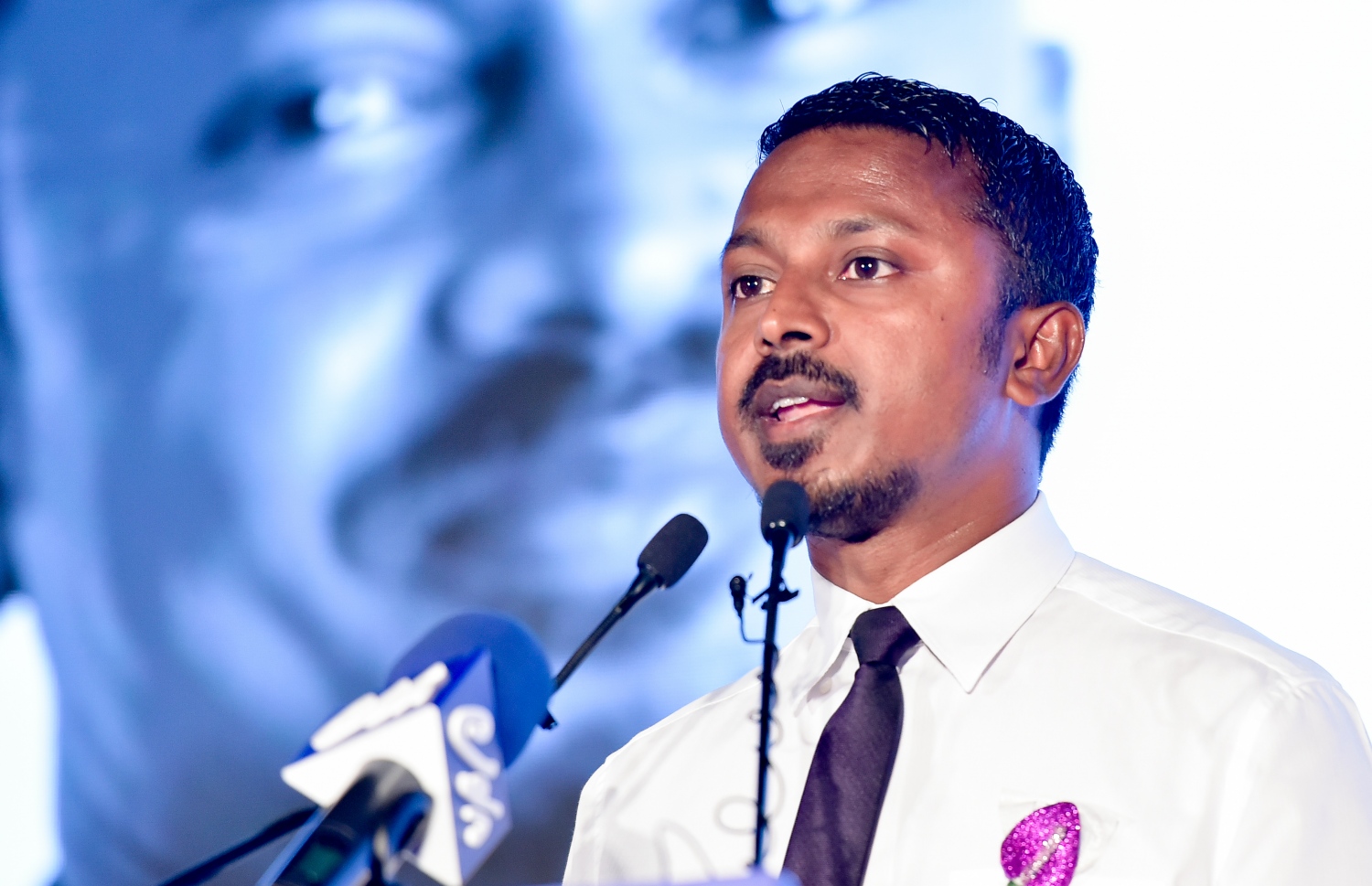 ވިލިމާލޭގައި މިރޭ ބޭއްވި ޖަލްސާގައި އުޝާމް ވާހަކަ ދައްކަވަނީ. --- ފޮޓޯ: އަހުމަދު ނިޝާތު/ މިހާރު