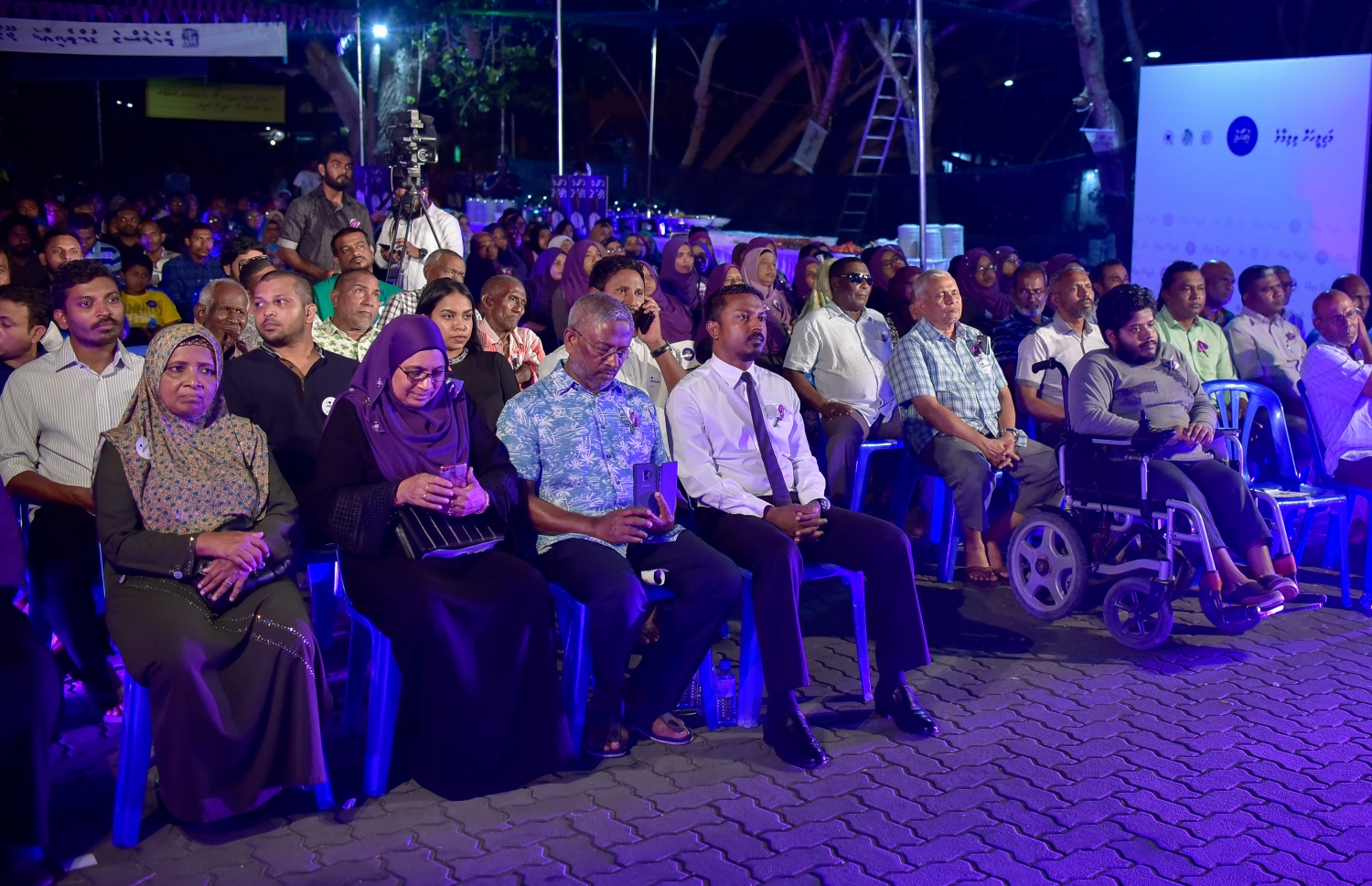 ވިލިމާލޭގައި ބޭއްވި އުޝާމްގެ ކެމްޕެއިން ޖަލްސާ: ގިނަ އަދަދެއްގެ ބަޔަކު ވަނީ ޖަލްސާގައި ބައިވެރިވެފައި. --- ފޮޓޯ: އަހުމަދު ނިޝާތު/ މިހާރު