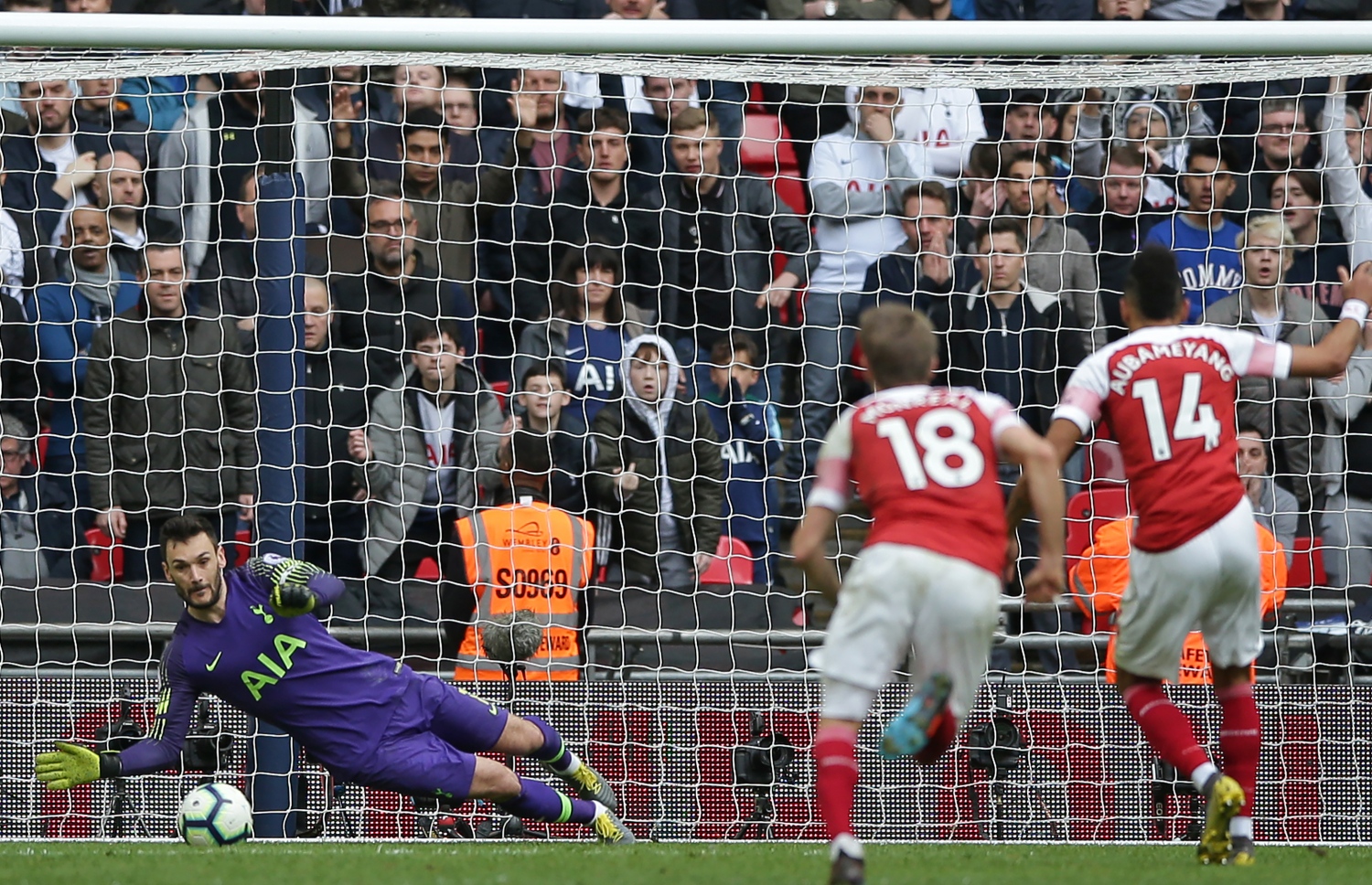 އާސެނަލްގެ އޮބާމަޔަން (ކ) ފޮނުވާލާ ޕެނަލްޓީ ޓޮޓެންހަމްގެ ލޮރިސް މަތަކުރަނީ. -- ފޮޓޯ: އޭއެފްޕީ