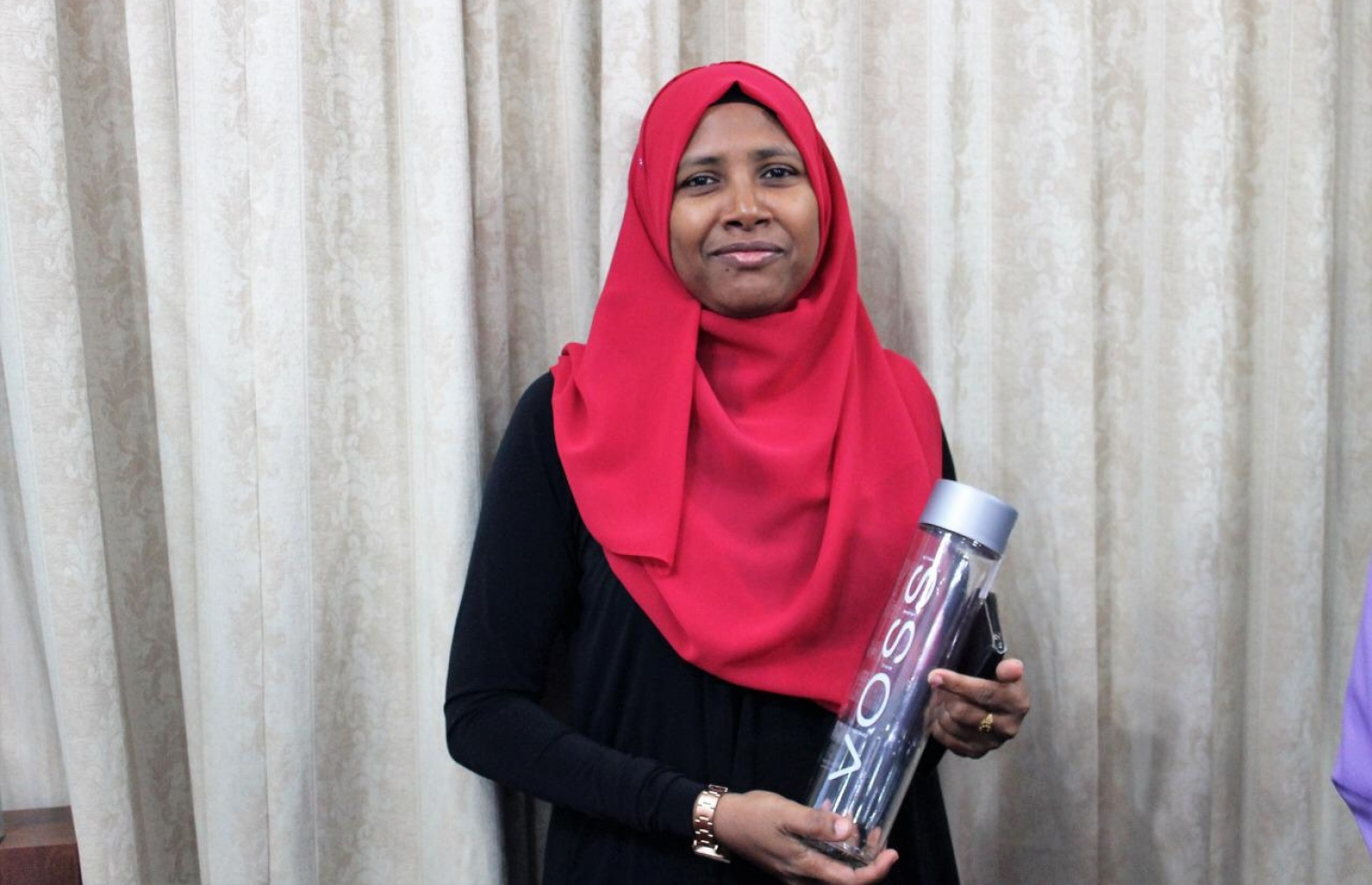 ހައިކޯޓުގައި ގިނަ ދުވަހު މަސައްކަތް ކުރައްވާފައިވާ އެޑްމިނިސްޓްރޭޓިވް އޮފިސަރު މަރިޔަމް ނީޝާ ބިއްލޫރި ފުޅިއާ އެކު -- ފޮޓޯ: ހައިކޯޓު