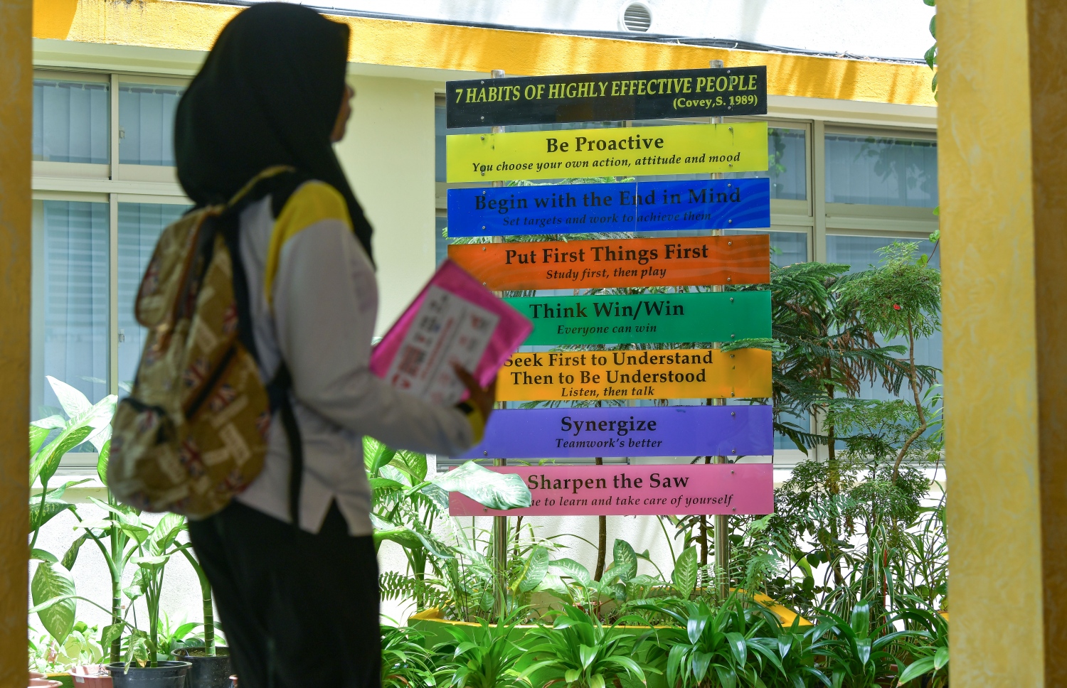 ދަރިވަރުންނަށް މެސެޖު ދިނުމަށް ތާޖުއްދީން ސްކޫލުގެ ގޯތިތެރޭގައި ބަހައްޓާފައިވާ ބޯޑުތަކެއް.--ފޮޓޯ: ނިޝާން އަލީ/ މިހާރު