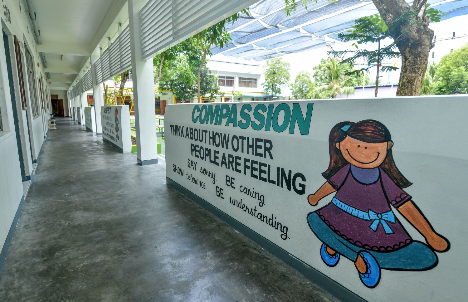 ސްކޫލުގެ ގޯތިތެރޭގައި ދަރިވަރުންނަށް މެސެޖު ދިނުމަށް ކުރަހާފައިވާ އެއްޗެއް: ތާޖުއްދީންގެ ގޯތިތެރެއިން އެފަދަ ހިތްގައިމު މަންޒަރުތައް ގިނަ.-- ފޮޓޯ: ނިޝާން އަލީ/މިހާރު