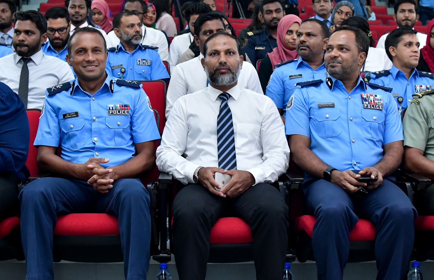 މާލެ: މާޗް 5، 2019- ފުލުހުންގެ މަސައްކަތްތައް އިސްލާހު ކުރުމަށްޓަކައި ބޭއްވި މަހާސިންތާ ފެށުމުގެ ރަސްމިއްޔާތުގައި ހޯމް މިނިސްޓަރު އިމްރާން އަބްދުﷲ (މ) އާއި އެކްޓިން ޕޮލިސް ކޮމިޝަނަރު މުހައްމަދު ހަމީދު  (ވ) އަދި ޑެޕިއުޓީ ކޮމިޝަނަރު އަބްދުލް މަންނާން ޔޫސުފް ބައިވެރިވެވަޑައިގަންނަވަނީ.---ފޮޓޯ: އަހުމަދު ނިޝާތު/މިހާރު