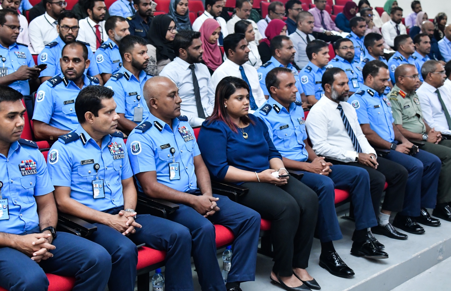 މާލެ: މާޗް 5، 2019- ފުލުހުންގެ މަސައްކަތްތައް އިސްލާހު ކުރުމަށްޓަކައި ބޭއްވި މަހާސިންތާ ފެށުމުގެ ރަސްމިއްޔާތުގައި ހޯމް މިނިސްޓަރު އިމްރާން އަބްދުﷲ އާއި އެކްޓިން ޕޮލިސް ކޮމިޝަނަރު މުހައްމަދު ހަމީދާއި ޕްރޮސިކިއުޓާ ޖެނެރަލް އާއިޝަތު ބިޝާމް އަދި ޑެޕިއުޓީ ކޮމިޝަނަރު އޮފް ޕޮލިސް އަބްދުލް މަންނާން ޔޫސުފާއި ފުލުހުންގެ އެހެން އިސް އޮފިސަރުން ބައިވެރިވެވަޑައިގަންނަވަނީ.---ފޮޓޯ: އަހުމަދު ނިޝާތު/މިހާރު