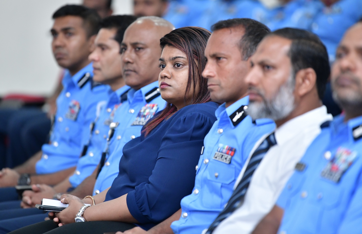 މާލެ: މާޗް 5، 2019- ފުލުހުންގެ މަސައްކަތްތައް އިސްލާހު ކުރުމަށްޓަކައި ބޭއްވި މަހާސިންތާ ފެށުމުގެ ރަސްމިއްޔާތުގައި ހޯމް މިނިސްޓަރު އިމްރާން އަބްދުﷲ އާއި އެކްޓިން ޕޮލިސް ކޮމިޝަނަރު މުހައްމަދު ހަމީދާއި ޕްރޮސިކިއުޓާ ޖެނެރަލް އާއިޝަތު ބިޝާމް އަދި ޑެޕިއުޓީ ކޮމިޝަނަރު އޮފް ޕޮލިސް އަބްދުލް މަންނާން ޔޫސުފާއި ފުލުހުންގެ އެހެން އިސް އޮފިސަރުން ބައިވެރިވެވަޑައިގަންނަވަނީ.---ފޮޓޯ: އަހުމަދު ނިޝާތު/މިހާރު