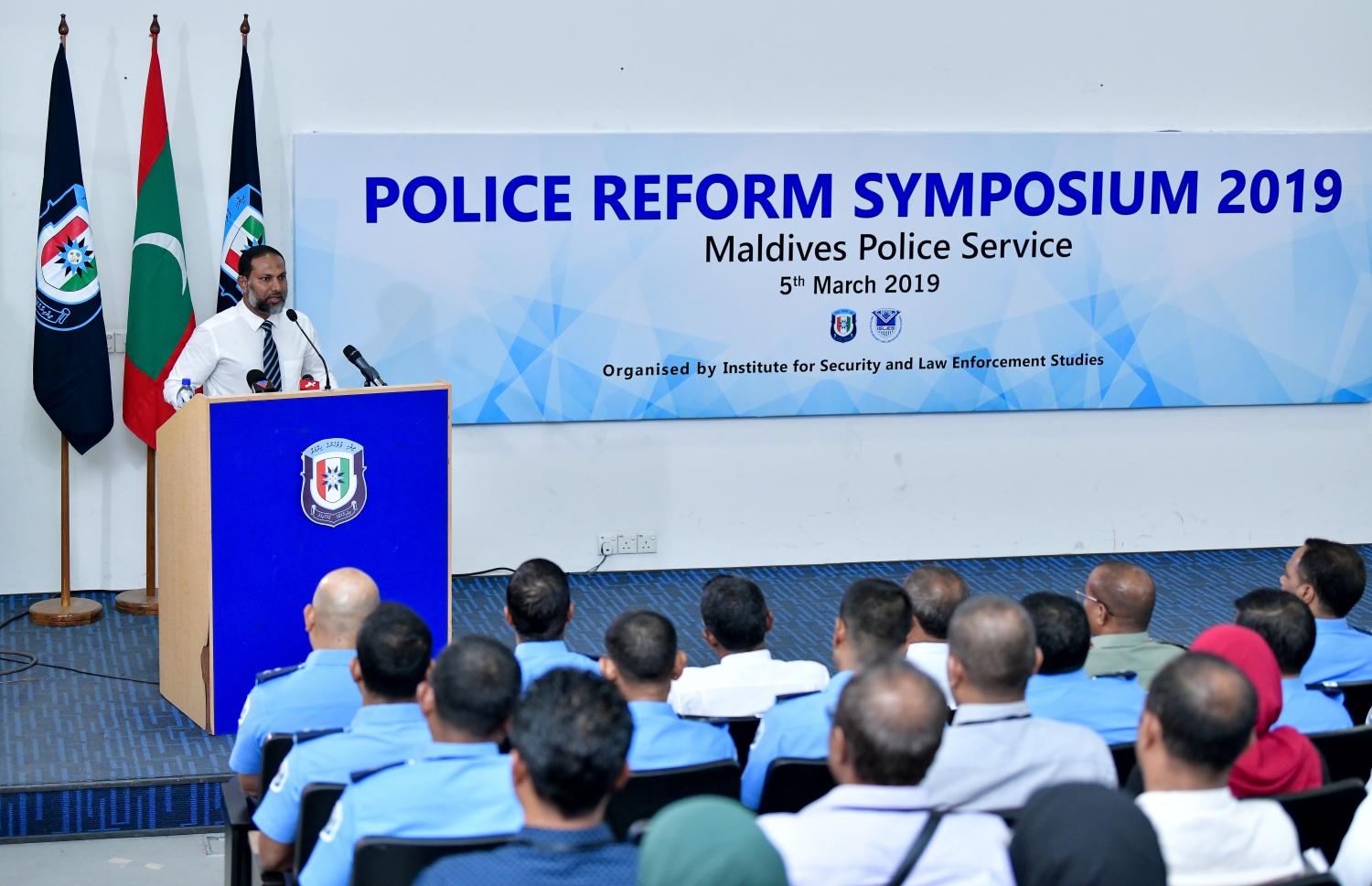 މާލެ: މާޗް 5، 2019- ފުލުހުންގެ މަސައްކަތްތައް އިސްލާހު ކުރުމަށްޓަކައި ބޭއްވި މަހާސިންތާ ފެށުމުގެ ރަސްމިއްޔާތުގައި ހޯމް މިނިސްޓަރު އިމްރާން އަބްދުﷲ ވާހަކަ ދައްކަވަނީ.---ފޮޓޯ: އަހުމަދު ނިޝާތު/މިހާރު