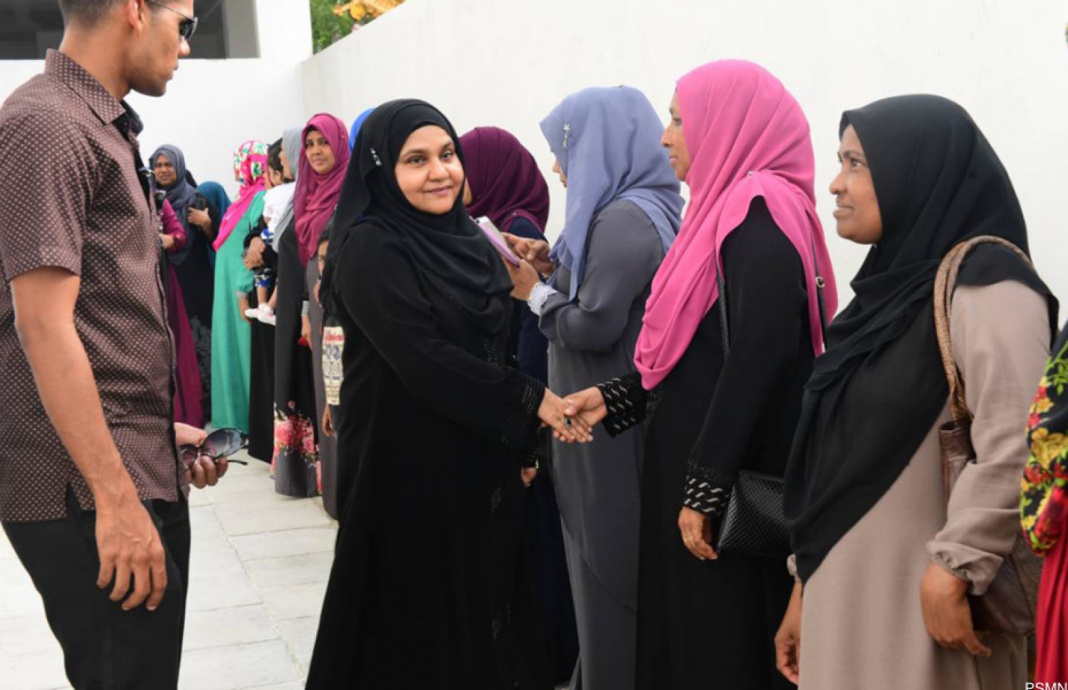 މިސްކިތް ހުޅުވުމުގެ ރަސްމިއްޔާތުގައި ފަސްޓް ލޭޑީ ފާތުން ބައިވެރިވެވަޑައިގަންނަވަނީ. --ފޮޓޯ:ޕީއެސްއެމް