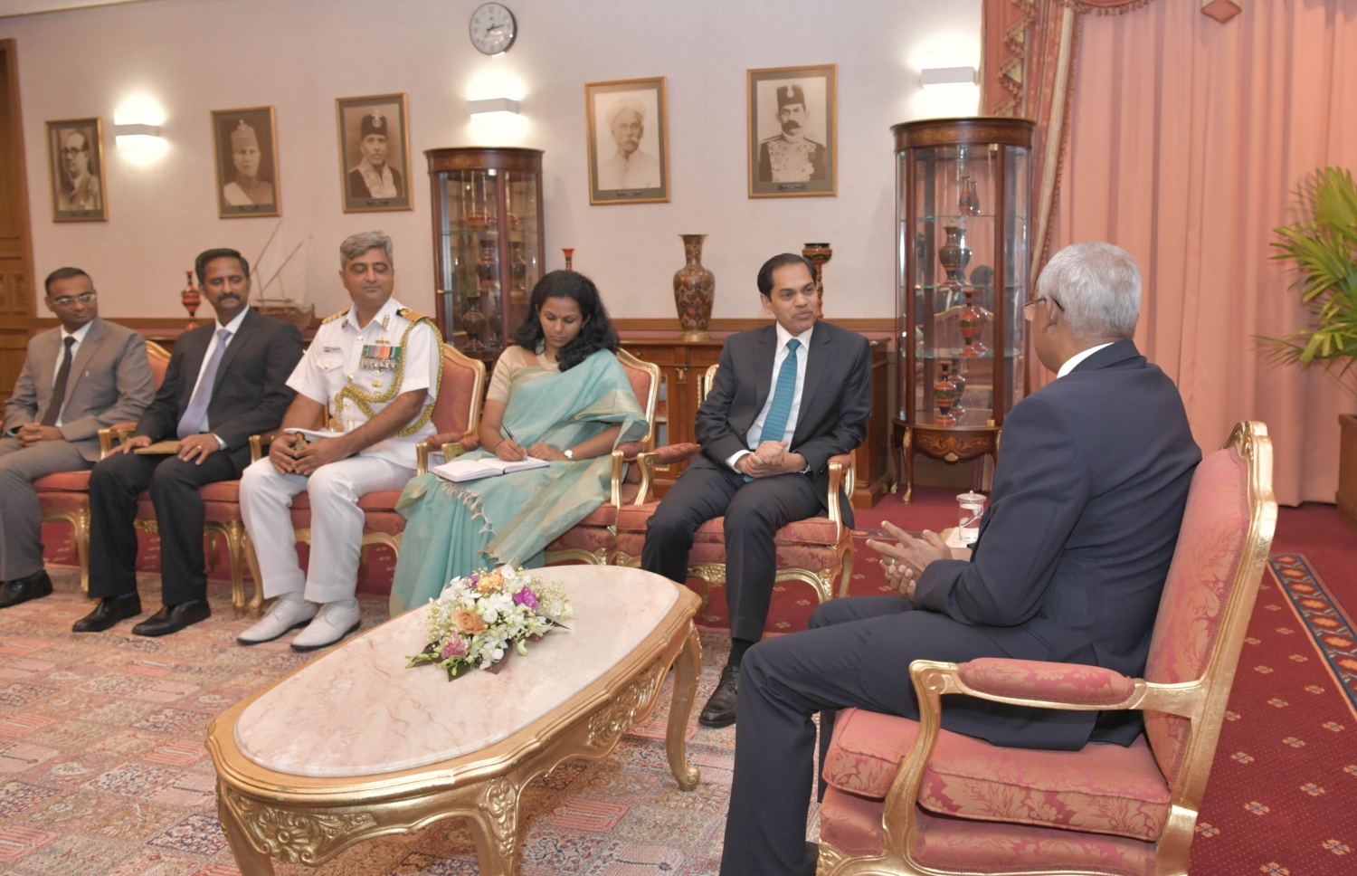 ރައީސް އިބްރާހިމް މުހައްމަދު ސޯލިހު (ވ) އިންޑިއާއިން ރާއްޖެ ކަނޑައެޅި އާ ސަފީރު (ކ-2) ސަންޖޭ އަދި އިންޑިއާގެ އެމްބަސީގެ އިސްވެރިންނާ ބައްދަލުކުރައްވަނީ.-- ފޮޓޯ: ރައީސް އޮފީސް