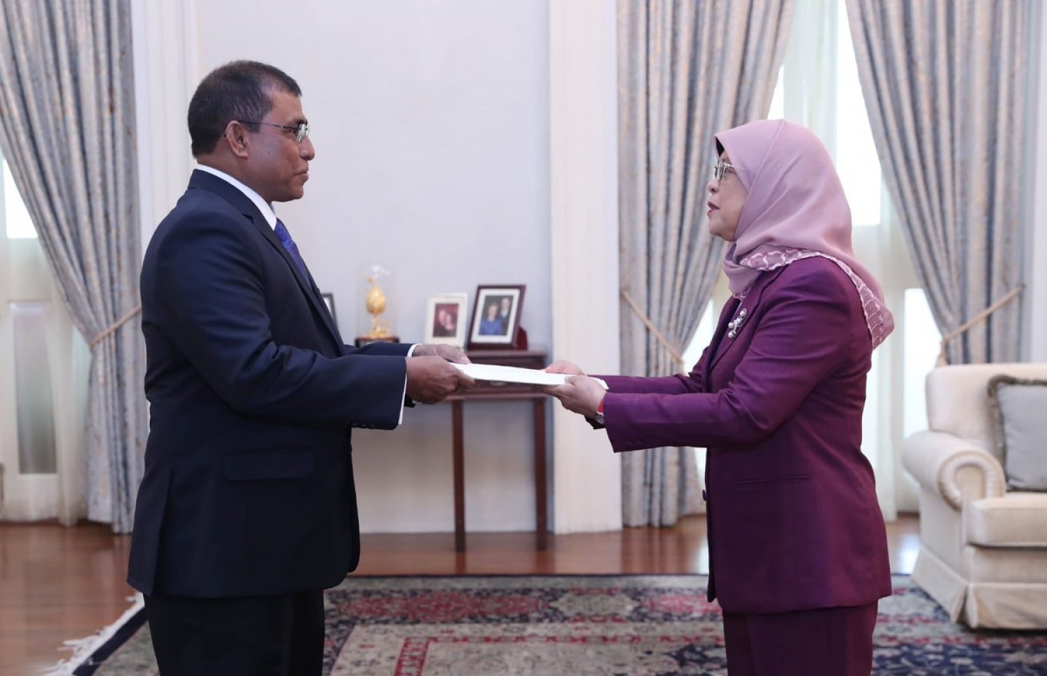 މައުސޫމް ސަފީރު ކަމުގެ ލިޔުން ސިންގަޕޫރުގެ ރައީސްއާ ހަވާލު ކުރެއްވުން-- ފޮޓޯ: ފޮރިން މިނިސްޓްރީ