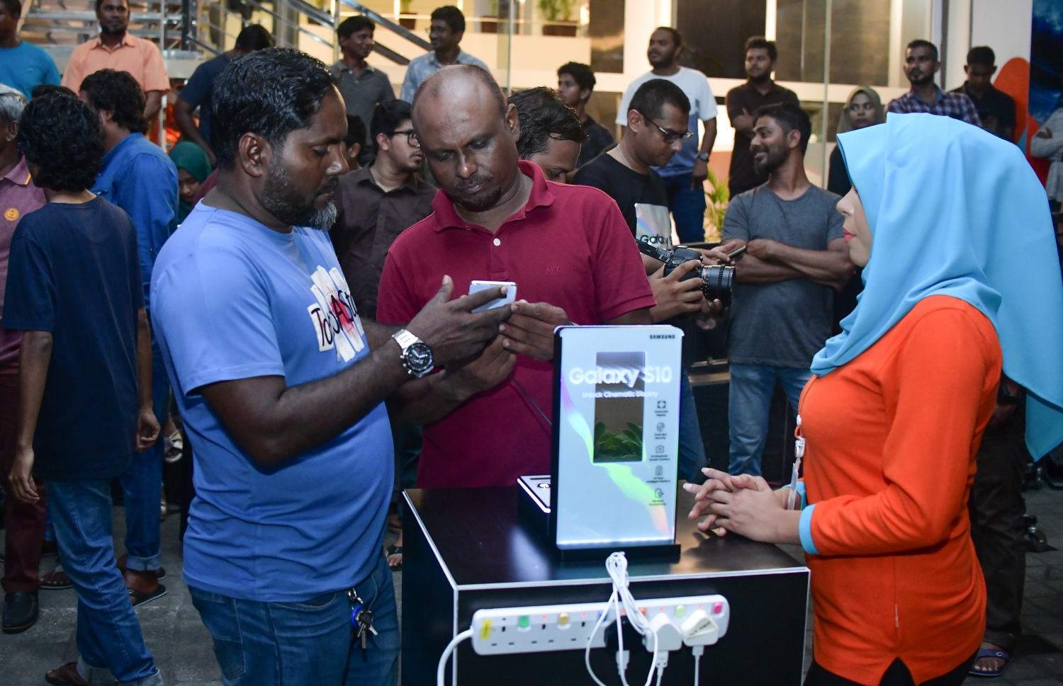 ސެމްސަންގްް ގެލެކްސީ އެސް10ގެ ފީޗާސްތައް ކަސްޓަމަރުން ބަލައިލަނީ. ދިރާގުން މި ފޯނު ރާއްޖޭގެ ބާޒާރަށް މިރޭ ވަނީ ތައާރަފްކޮށްފައި--ފޮޓޯ:އަހުމަދު ނިޝާތު/މިހާރު