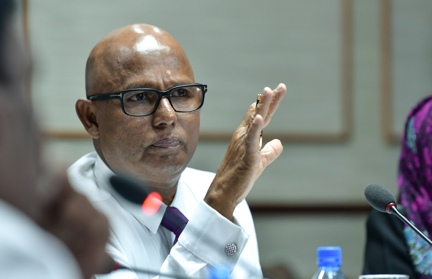 އޭޑީކޭގެ ވެރިޔާ ނާޝިދު ކޮމިޓގެ ބައްދަލުވުމުގައި ވާހަކަ ދައްކަވަނީ.