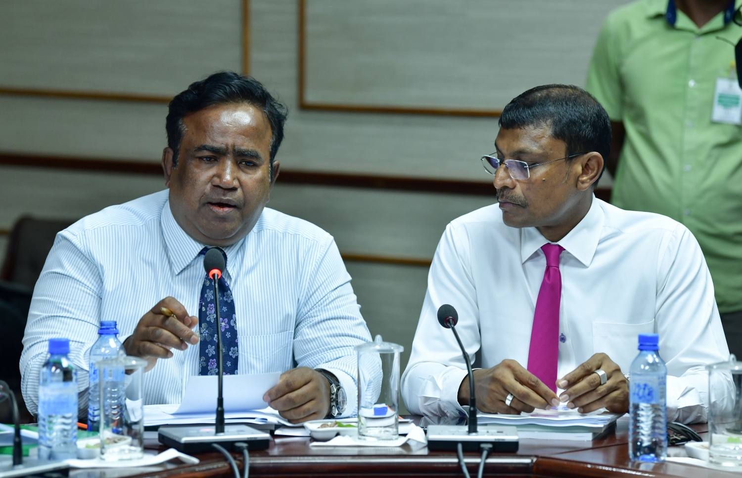 މާލިއްޔަތު ކޮމިޓީގެ މިއަދުގެ ބައްދަލުވުމުގައި ކުޅުދުއްފުށީ އުތުރު ދާއިރާގެ މެމްބަރު އަބްދުލްޣަފޫރު މޫސާ، އޭސީސީގެ މެމްބަރުންނާ ސުވާލު ކުރައްވަނީ. --- ފޮޓޯ: ނިޝާން އަލީ/ މިހާރު