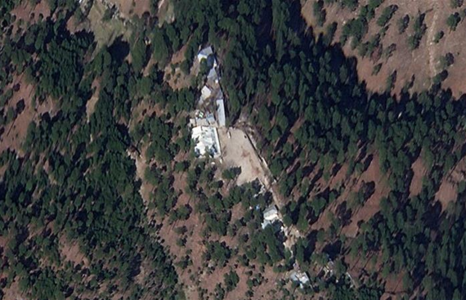 އިންޑިއާގެ ވައިގެ ހަމަލާތަކުގައި ޖައިޝީ މުހައްމަދުގެ މަދަރުސާތައް ހަލާކުނުވާ ކަމަށް ސެޓެލައިޓް ފޮޓޯތަކުން ދައްކާ. --ފޮޓޯ:ރޮއިޓާސް