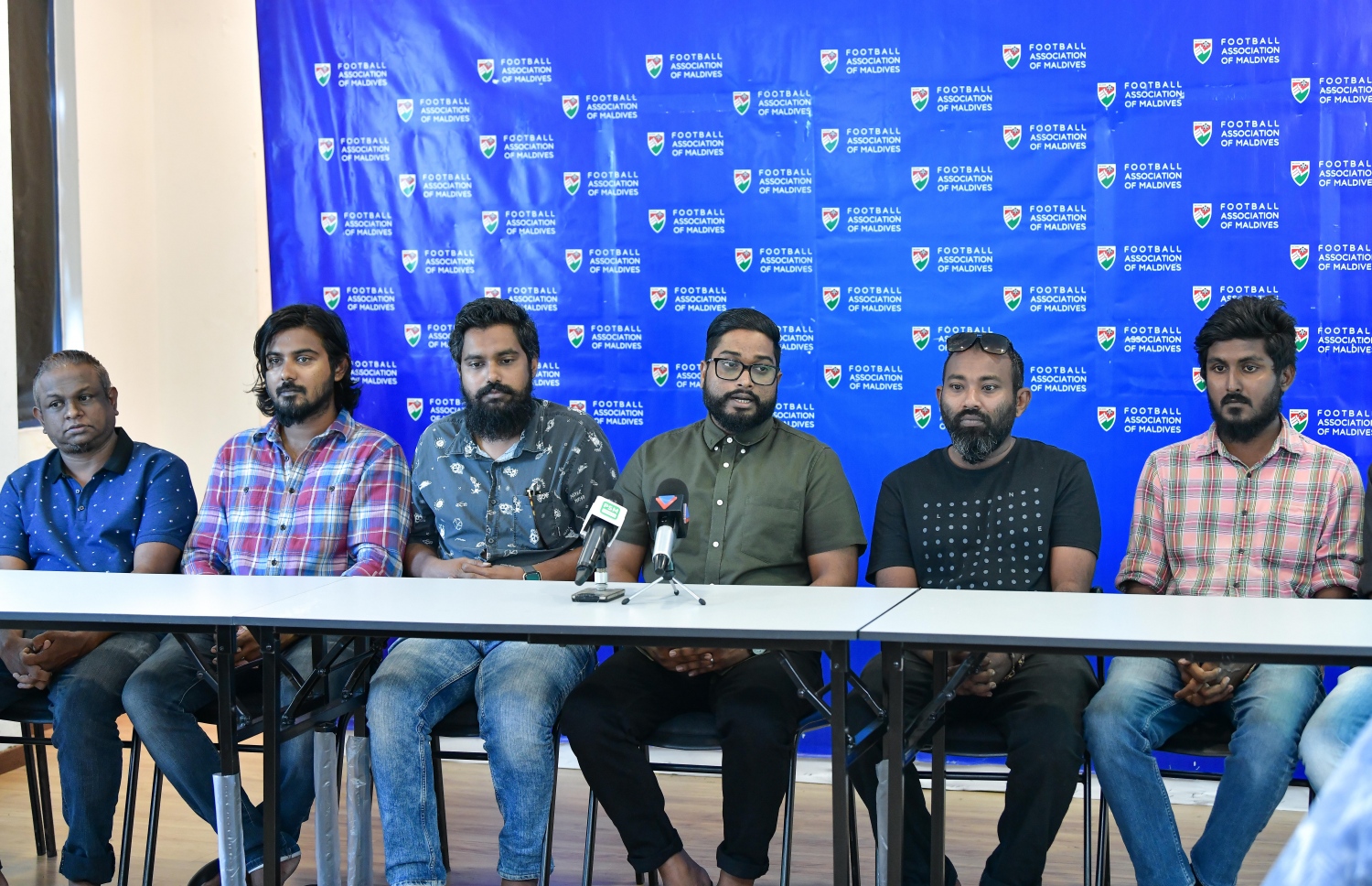 ބައްސާމް ބުދަ ދުވަހު ބޭއްވި ނޫސްވެރިންގެ ބައްދަލުވުން: މި ބައްދަލުވުމުގައި ސޮއިކޮށްފައިވާ ބައެއް ކްލަބްތަކުގެ އޮފިޝަލުން ބައިވެރިވި. --ފޮޓޯ: ނިޝާން އަލީ/ މިހާރު