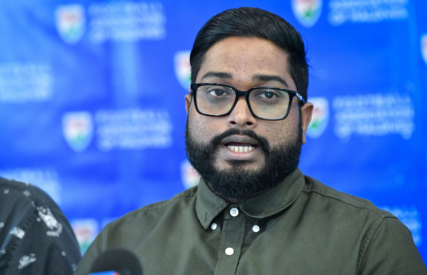 ނޫސްވެރިންގެ ބައްދަލުވުމެއްގެ ތެރެއިން އެފްއޭއެމްގެ ރައީސް ބައްސާމް ވާހަކަ ދައްކަވަނީ: ބައްސާމް ވަނީ އޭއެފްސީ ކަޕް ކެންސަލްކުރުމުގެ ފުރުސަތު އެބައޮތް ކަމަށް ވިދާޅުވެފައި. -- ފޮޓޯ: މިހާރު