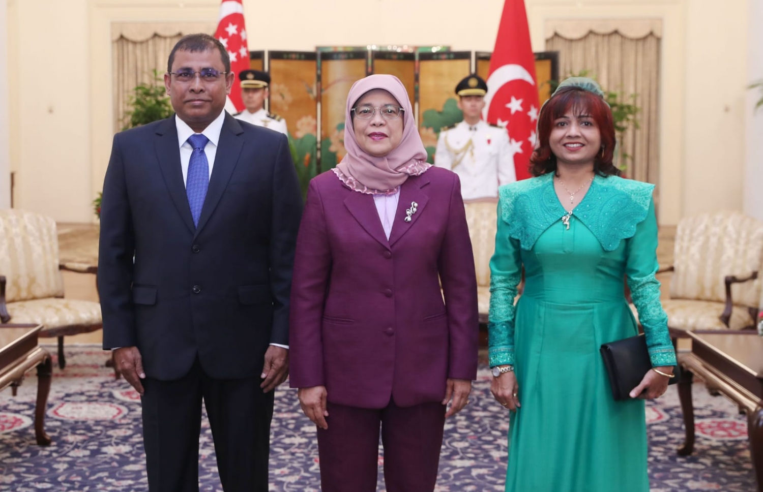 ރާއްޖެއިން ސިންގަޕޫރަށް ކަނޑައަޅާފައި ހުންނަވާ ސަފީރު، ޑރ މައުސޫމާއި އޭނާގެ އަނބިކަނބަލުން ޒީނާޒު، ސިންގަޕޫރުގެ ރައީސް ހަލީމާ (މ) އާއެކު ފޮޓޯއަކަށް ހުއްޓިވަޑައިގެން.---ފޮޓޯ: އެމްސީއައި ސިންގަޕޫރު