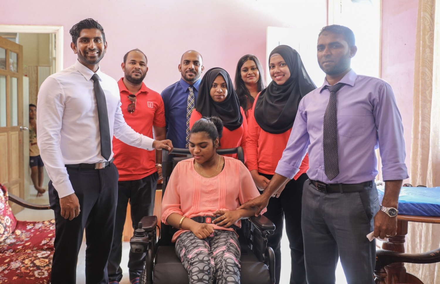 އިހަވަންދޫގެ ކުއްޖަކަށް ވީލްޗެއާ ހަދިޔާކުރުމަށް ފަހު، އެ ކުއްޖާއާ އެކު ބީއެމްއެލްގެ ބައެއް މުވައްޒަފުން މިއަދު ފޮޓޯއެއް ނަގަނީ.---ފޮޓޯ: ބީއެމްއެލް