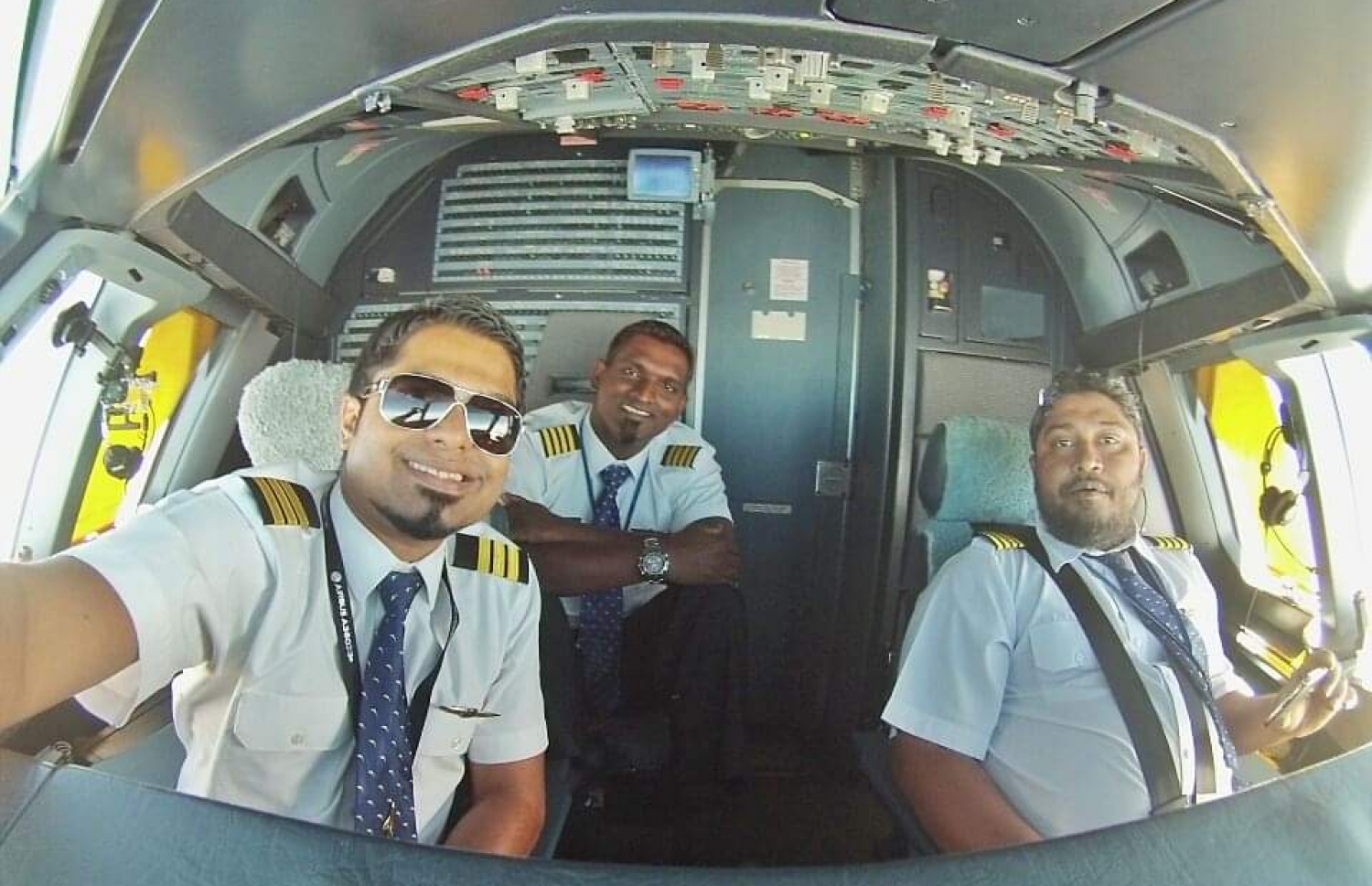 ހަނީފު އެހެން ޕައިލެޓުންތަކަކާ އެކު ބޯޓުގައި-- ފޮޓޯ: ހަސަން ހަނީފު