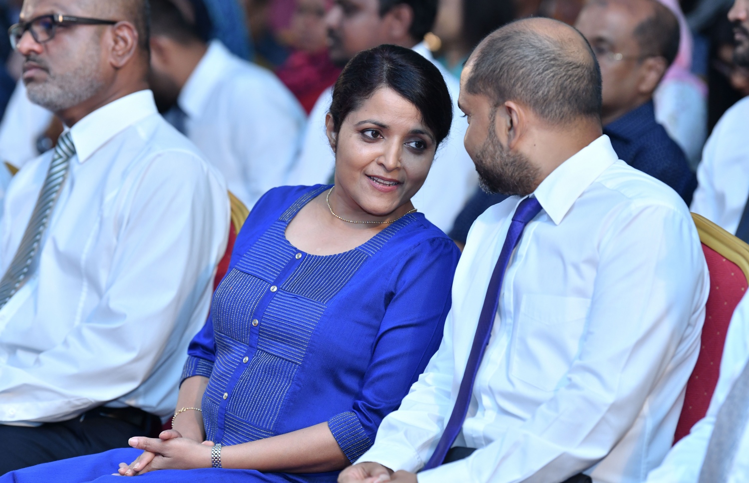 މާލެ- މާޗް 6، 2019- އަންނަ މަހުގެ ހަ ވަނަ ދުވަހު އޮންނަ ރައްޔިތުންގެ މަޖިލިހުގެ އިންތިޚާބުގައި މައުމޫންގެ ތާއީދާ އެކު، ވާދަކުރާ ކެންޑިޑޭޓުންނާ ލިޔުން ހަވާލު ކުރަން ދަރުބާރުގޭގައި ބޭއްވި ޖަލްސާގައި މައުމޫންގެ ދަރިކަނބަލުން އަދި އާޓްސް އެންޑް ކަލްޗަރު މިނިސްޓަރު ޔުމްނާ މައުމޫނާއި ފިރިކަލުން ނަދީމް ވާހަކަ ދައްކަވަނީ.---ފޮޓޯ: ނިޝާން އަލީ/މިހާރު