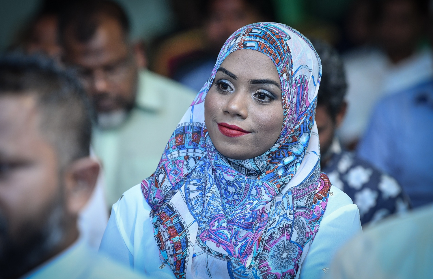 މާލެ- މާޗް 6، 2019- އަންނަ މަހުގެ ހަ ވަނަ ދުވަހު އޮންނަ ރައްޔިތުންގެ މަޖިލިހުގެ އިންތިޚާބުގައި މައުމޫންގެ ތާއީދާ އެކު، ވާދަކުރާ ކެންޑިޑޭޓުންނާ ލިޔުން ހަވާލު ކުރަން ދަރުބާރުގޭގައި ބޭއްވި ޖަލްސާގައި ބައިވެރިވެވަޑައިގެންނެވި ބައެއް ބޭފުޅުން.---ފޮޓޯ: ނިޝާން އަލީ/މިހާރު