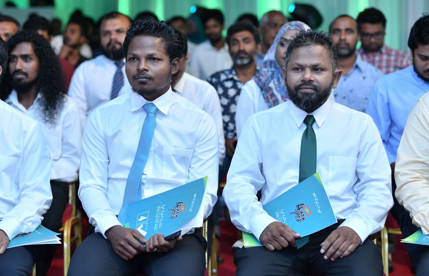 މާލެ- މާޗް 6، 2019- އަންނަ މަހުގެ ހަ ވަނަ ދުވަހު އޮންނަ ރައްޔިތުންގެ މަޖިލިހުގެ އިންތިޚާބުގައި މައުމޫންގެ ތާއީދާ އެކު، ވާދަކުރާ ކެންޑިޑޭޓުންނާ ލިޔުން ހަވާލު ކުރަން ދަރުބާރުގޭގައި ބޭއްވި ޖަލްސާގައި ބައިވެރިވެވަޑައިގެންނެވި ބައެއް ބޭފުޅުން.---ފޮޓޯ: ނިޝާން އަލީ/މިހާރު