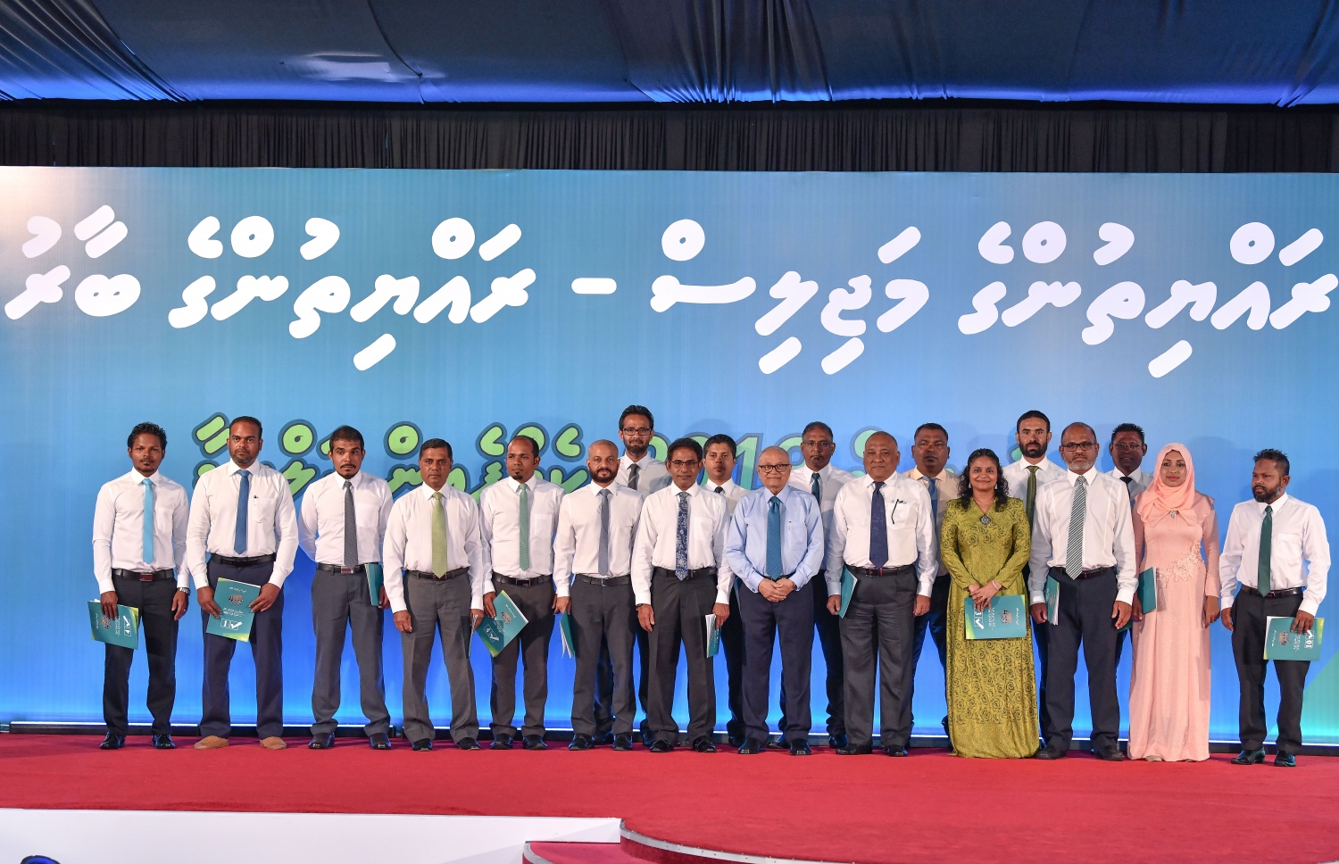 މައުމޫންގެ ތާއީދު އޮތް ކެންޑިޑޭޓުންނާ ލިޔުން ހަވާލުކުރުން
