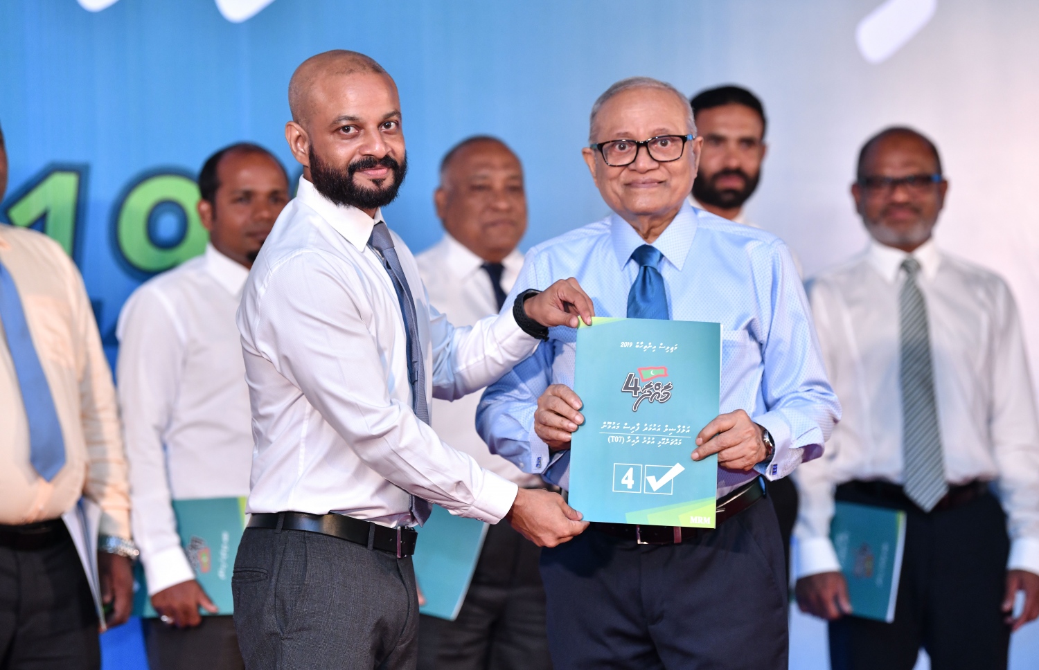 މާލެ- މާޗް 6، 2019- ކުރީގެ ރައީސް މައުމޫންގެ ތާއީދާ އެކު، މި ފަހަރުގެ އާންމު އިންތިޚާބުގައި މައްޗަންގޮޅި އުތުރު ދާއިރާ އަށް ވާދަކުރައްވާ، އެމަނިކުފާނުގެ ދަރިކަލުން އަހުމަދު ފާރިސްއާ، މައުމޫން މިރޭ ކެންޑިޑޭޓުކަމުގެ ލިޔުން ހަވާލުކުރައްވަނީ.--- ފޮޓޯ: ނިޝާން އަލީ/މިހާރު