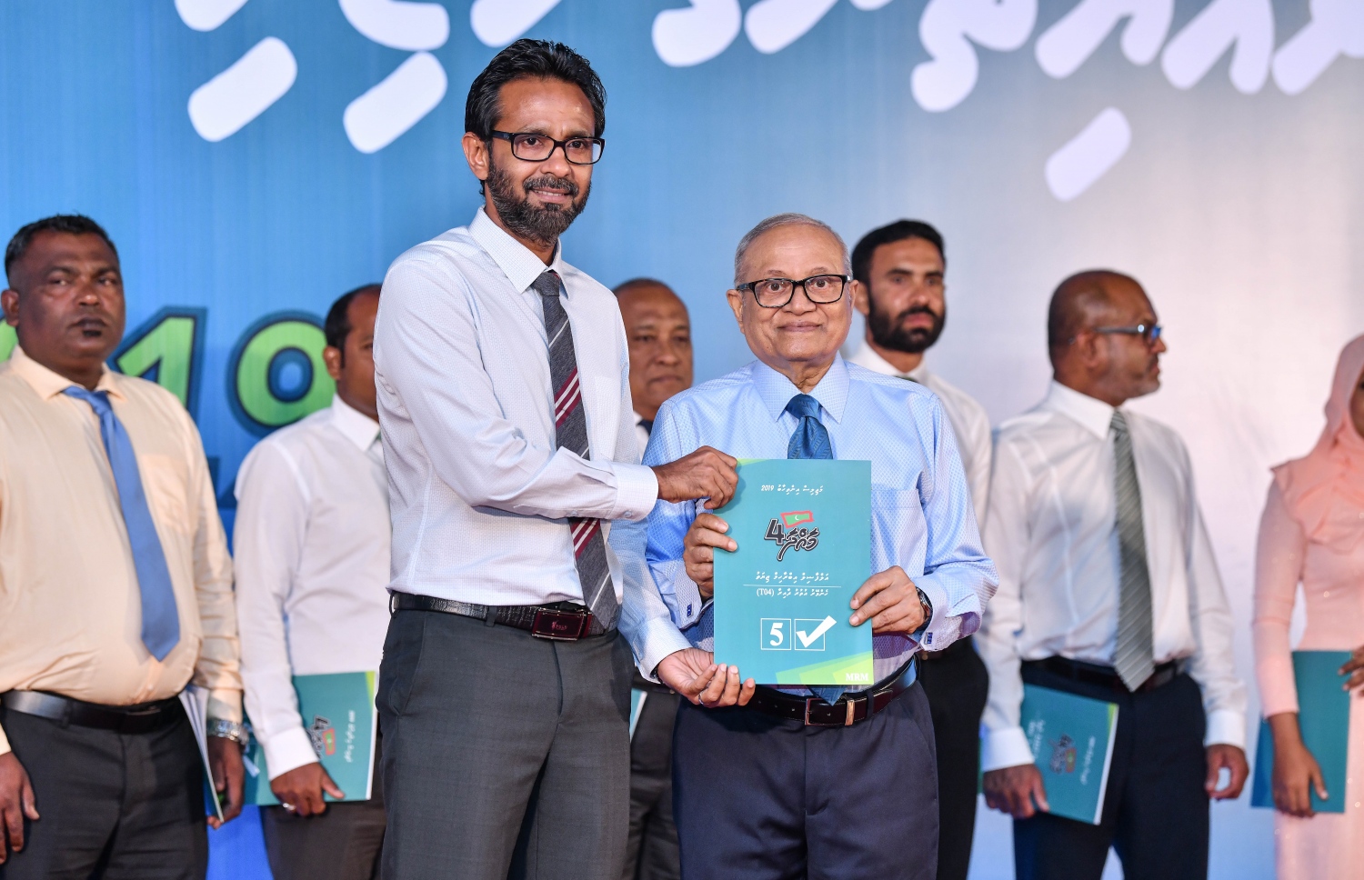 މާލެ- މާޗް 6، 2019- ކުރީގެ ރައީސް މައުމޫންގެ ތާއީދާ އެކު، މި ފަހަރުގެ އާންމު އިންތިޚާބުގައި ހެންވޭރު އުތުރު ދާއިރާ އަށް ވާދަކުރައްވާ، އެމްޓީސީސީގެ ކުރީގެ ސީއީއޯ އިބްރާހިމް ޒިޔަތާ، މައުމޫން މިރޭ ކެންޑިޑޭޓުކަމުގެ ލިޔުން ހަވާލުކުރައްވަނީ.--- ފޮޓޯ: ނިޝާން އަލީ/މިހާރު