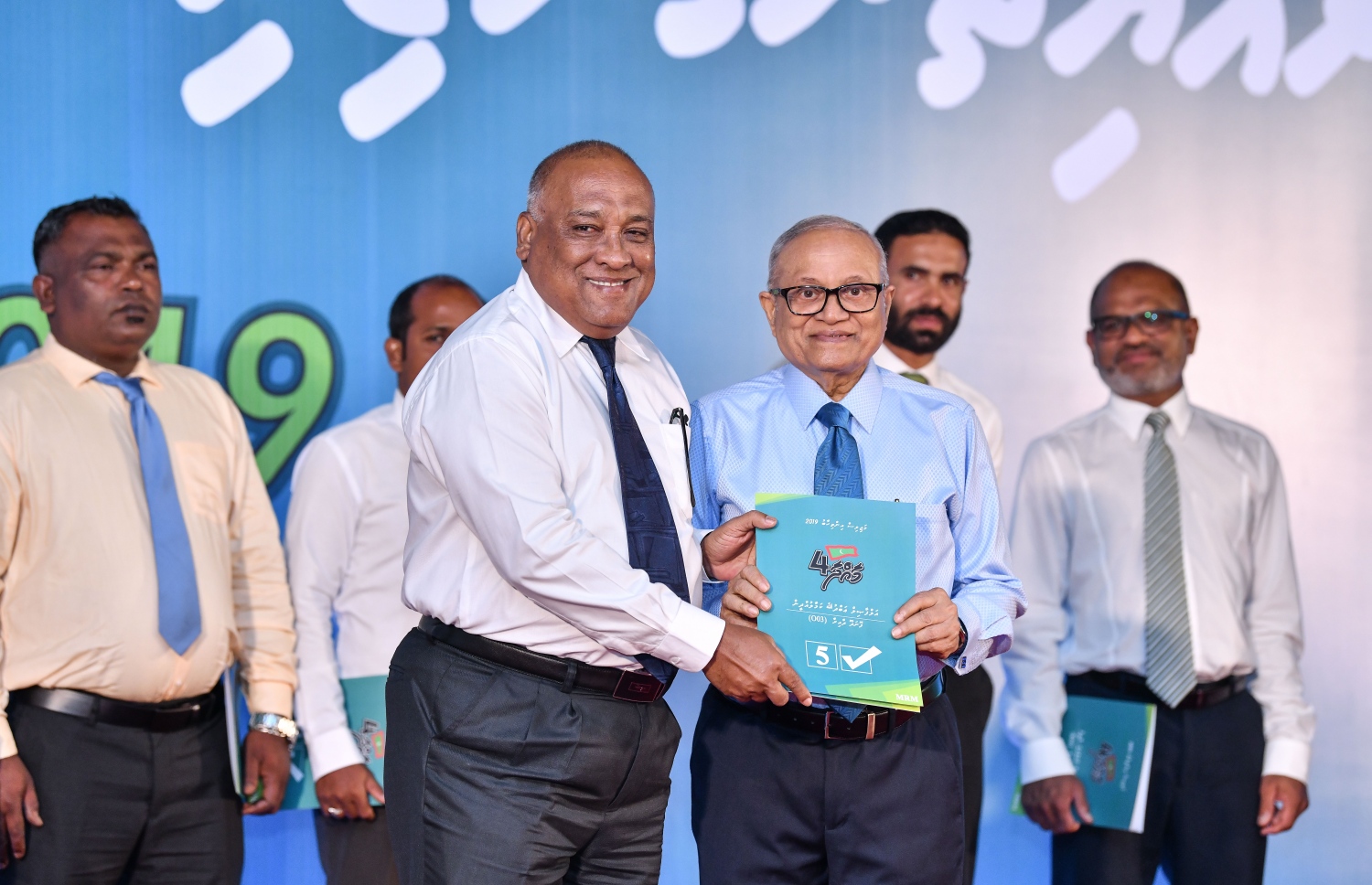 މާލެ- މާޗް 6، 2019- ކުރީގެ ރައީސް މައުމޫންގެ ތާއީދާ އެކު، މި ފަހަރުގެ އާންމު އިންތިޚާބުގައި ފޮނަދޫ ދާއިރާ އަށް ވާދަކުރައްވާ ކުރީގެ މިނިސްޓަރު އަބްދުﷲ ކަމާލުއްދީނަށް މައުމޫން މިރޭ ކެންޑިޑޭޓުކަމުގެ ލިޔުން ހަވާލުކުރައްވަނީ.--- ފޮޓޯ: ނިޝާން އަލީ/މިހާރު
