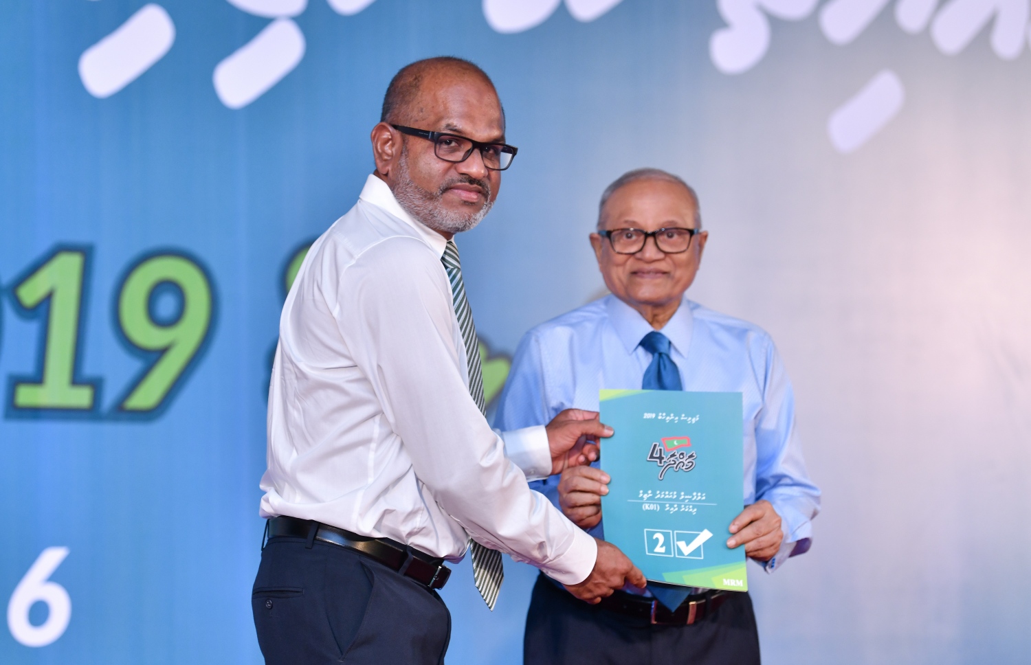 މާލެ- މާޗް 6، 2019- ކުރީގެ ރައީސް މައުމޫންގެ ތާއީދާ އެކު، މި ފަހަރުގެ އާންމު އިންތިޚާބުގައި ދިއްގަރު ދާއިރާ އަށް ވާދަކުރައްވާ، ރައްޔިތުންގެ މަޖިލިހުގެ ކުރީގެ ނައިބު ރައީސް އަހުމަދު ނާޒިމަށް، މައުމޫން މިރޭ ކެންޑިޑޭޓުކަމުގެ ލިޔުން ހަވާލުކުރައްވަނީ.--- ފޮޓޯ: ނިޝާން އަލީ/މިހާރު
