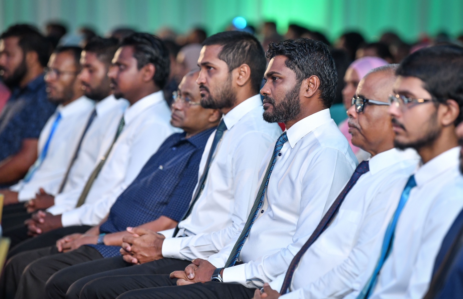 މާލެ- މާޗް 6، 2019- އަންނަ މަހުގެ ހަ ވަނަ ދުވަހު އޮންނަ ރައްޔިތުންގެ މަޖިލިހުގެ އިންތިޚާބުގައި މައުމޫންގެ ތާއީދާ އެކު، ވާދަކުރާ ކެންޑިޑޭޓުންނާ ލިޔުން ހަވާލު ކުރަން ދަރުބާރުގޭގައި ބޭއްވި ޖަލްސާގައި ބައިވެރިވެވަޑައިގެންނެވި ބައެއް ބޭފުޅުން.---ފޮޓޯ: ނިޝާން އަލީ/މިހާރު
