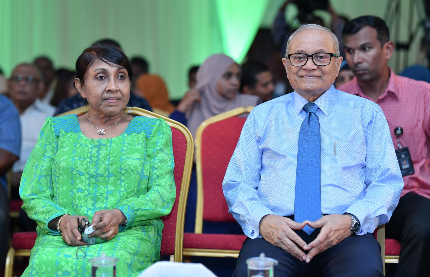 މާލެ- މާޗް 6، 2019- އަންނަ މަހުގެ ހަ ވަނަ ދުވަހު އޮންނަ ރައްޔިތުންގެ މަޖިލިހުގެ އިންތިޚާބުގައި މައުމޫންގެ ތާއީދާ އެކު، ވާދަކުރާ ކެންޑިޑޭޓުންނާ ލިޔުން ހަވާލު ކުރަން ދަރުބާރުގޭގައި ބޭއްވި ޖަލްސާގައި މައުމޫންގެ ދެކަނބަލުން ބައިވެރިވެވަޑައިގަންނަވަނީ.---ފޮޓޯ: ނިޝާން އަލީ/މިހާރު