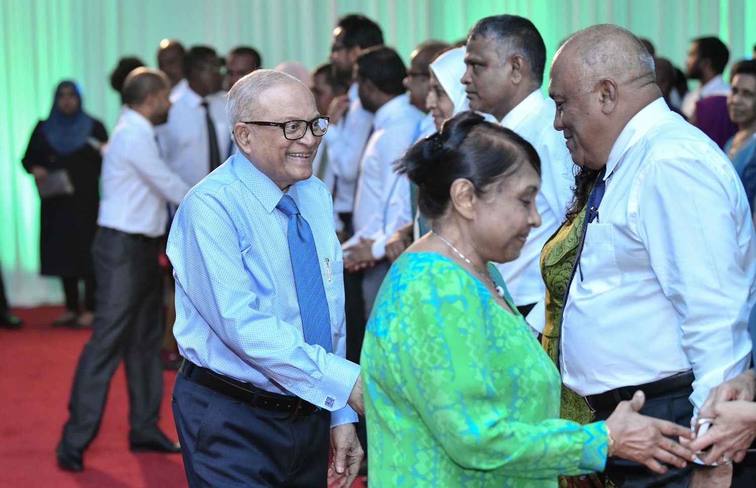 މާލެ- މާޗް 6، 2019- އަންނަ މަހުގެ ހަ ވަނަ ދުވަހު އޮންނަ ރައްޔިތުންގެ މަޖިލިހުގެ އިންތިޚާބުގައި މައުމޫންގެ ތާއީދާ އެކު، ވާދަކުރާ ކެންޑިޑޭޓުންނާ ލިޔުން ހަވާލު ކުރަން ދަރުބާރުގޭގައި ބޭއްވި ޖަލްސާގައި މައުމޫންގެ ދެކަނބަލުން ބައެއް ބޭފުޅުންނާ ސަލާމް ކުރައްވަނީ.---ފޮޓޯ: ނިޝާން އަލީ/މިހާރު