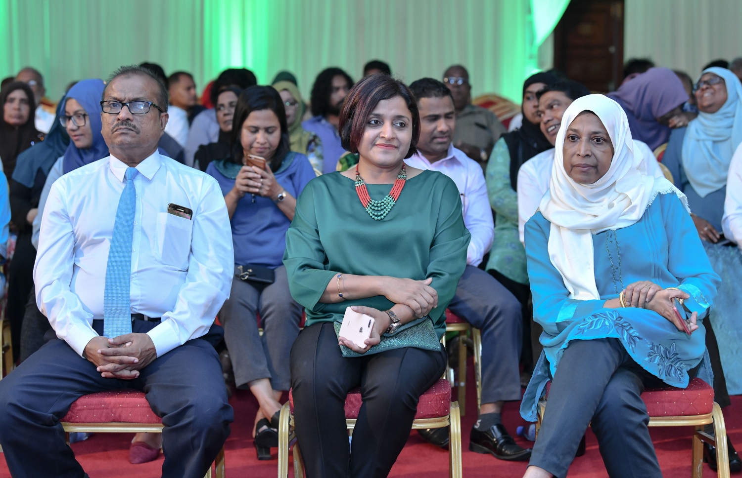 މާލެ- މާޗް 6، 2019- އަންނަ މަހުގެ ހަ ވަނަ ދުވަހު އޮންނަ ރައްޔިތުންގެ މަޖިލިހުގެ އިންތިޚާބުގައި މައުމޫންގެ ތާއީދާ އެކު، ވާދަކުރާ ކެންޑިޑޭޓުންނާ ލިޔުން ހަވާލު ކުރަން ދަރުބާރުގޭގައި ބޭއްވި ޖަލްސާގައި (ކ-ވ) ހައުސިން މިނިސްޓަރު އައިމިނަތު އާތިފާ، މައުމޫންގެ ދަރިކަނބަލުން ކުރީގެ ފޮރިން މިނިސްޓަރު ދުންޔާ މައުމޫން އަދި ހެލްތު މިނިސްޓްރީގެ ސްޓޭޓް މިނިސްޓަރު މުހައްމަދު ޒުހައިރު ބައިވެރިވެވަޑައިގަންނަވަނީ.---ފޮޓޯ: ނިޝާން އަލީ/މިހާރު