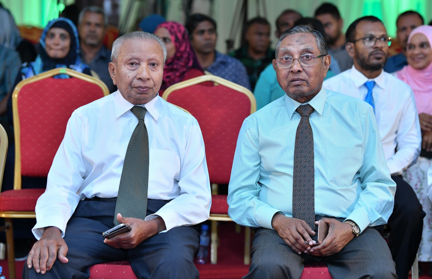 މާލެ- މާޗް 6، 2019- އަންނަ މަހުގެ ހަ ވަނަ ދުވަހު އޮންނަ ރައްޔިތުންގެ މަޖިލިހުގެ އިންތިޚާބުގައި މައުމޫންގެ ތާއީދާ އެކު، ވާދަކުރާ ކެންޑިޑޭޓުންނާ ލިޔުން ހަވާލު ކުރަން ދަރުބާރުގޭގައި ބޭއްވި ޖަލްސާގައި، ކުރީގެ ދިވެހި ބަހާއި ތާރީޚަށް ޚިދުމަތްކުރާ ގައުމީ މަރުކަޒުގެ ރައީސް އައްބާސް އިބްރާހިމް (ކ) އަދި ކުރީގެ މިނިސްޓަރު އުމަރު ޒާހިރު ބައިވެރިވެވަޑައިގަންނަވަނީ.---ފޮޓޯ: ނިޝާން އަލީ/މިހާރު