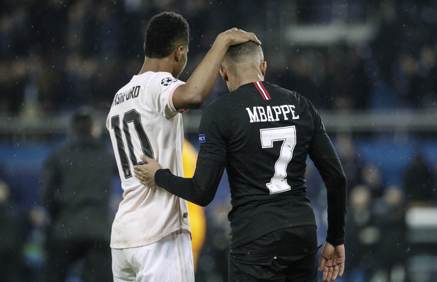 މެޗަށް ފަހު ޕީއެސްޖީގެ އެމްބާޕޭ (ކ) އާއި ޔުނައިޓެޑްގެ ރެޝްފޯޑް. -- ފޮޓޯ: އޭއެފްޕީ