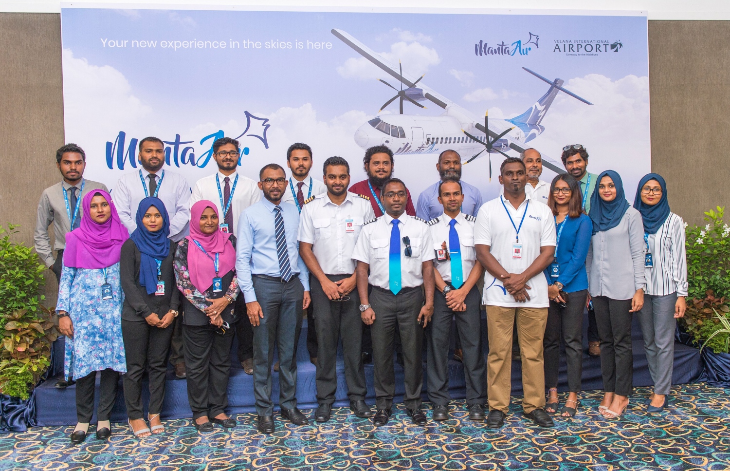 ކެޕްޓަން ހަނީފް މަންޓާ އެއާގެ ސްޓާފުންނާ އެކު. --ފޮޓޯ:މަންޓާ އެއާ