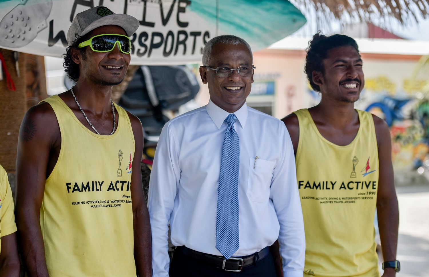 ކ.މާފުށި: މާޗް 7، 2019- މި އަހަރުގެ ބައިނަލްއަގްވާމީ އަންހެނުންގެ ދުވަހުގެ ރަސްމީ ޖަލްސާ އަށް ރައީސް އިބްރާހިމް މުހައްމަދު ސޯލިހް މާފުއްޓަށް ވަޑައިގެން ރަށުގެ ދެ ޒުވާނަކާ އެކު ފޮޓޯފުޅެއް ނަންގަވަނީ.---ފޮޓޯ: އަހުމަދު ނިޝާތު/މިހާރު