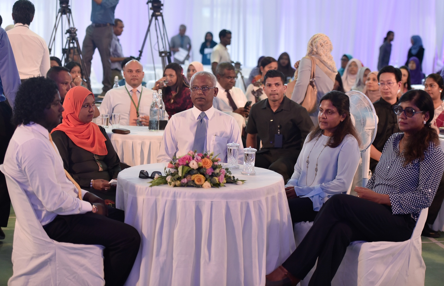 ކ. މާފުށި: މާޗް 7، 2019- މި ރަށުގައި ބޭއްވި، މި އަހަރުގެ ބައިނަލްއަގްވާމީ އަންހެނުންގެ ދުވަހުގެ ރަސްމީ ޖަލްސާގައި ރައީސް އިބްރާހިމް މުހައްމަދު ސޯލިހްގެ ދެކަނބަލުންނާއި ބައެއް ވަޒީރުން ބައިވެރިވެވަޑައިގަންނަވަނީ.---ފޮޓޯ: އަހުމަދު ނިިޝާތު/މިހާރު