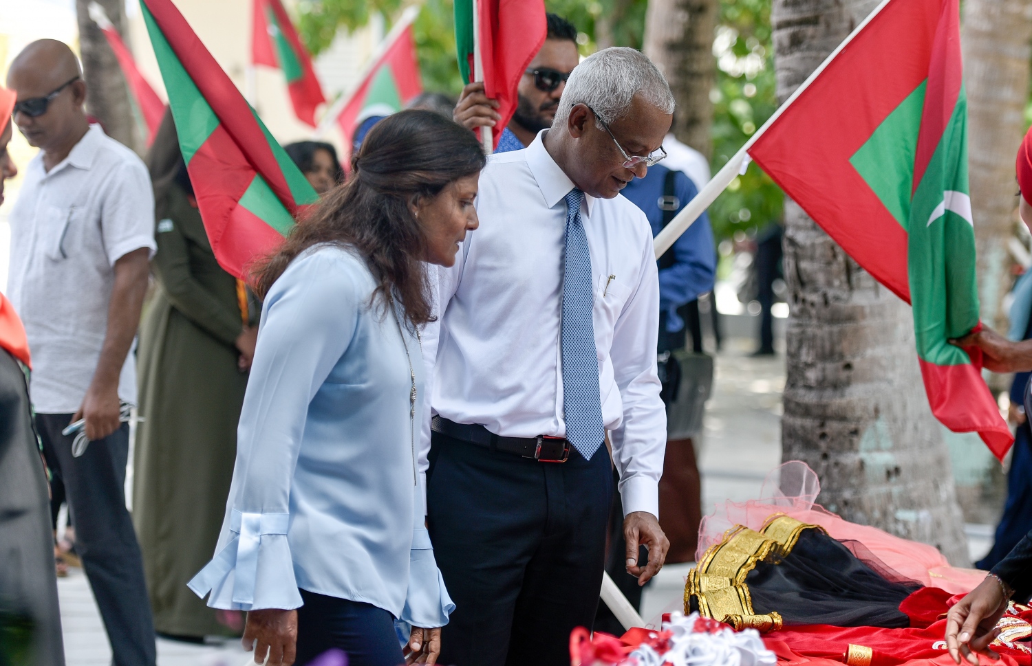 ކ. މާފުށި: މާޗް 7، 2019- މި ރަށުގައި ބޭއްވި، މި އަހަރުގެ ބައިނަލްއަގްވާމީ އަންހެނުންގެ ދުވަހުގެ ރަސްމީ ބައެއް ހަރަކާތްތަކުގައި ރައީސް އިބްރާހިމް މުހައްމަދު ސޯލިހްގެ ދެކަނބަލުން ބައިވެރިވެވަޑައިގަންނަވަނީ.---ފޮޓޯ: އަހުމަދު ނިިޝާތު/މިހާރު