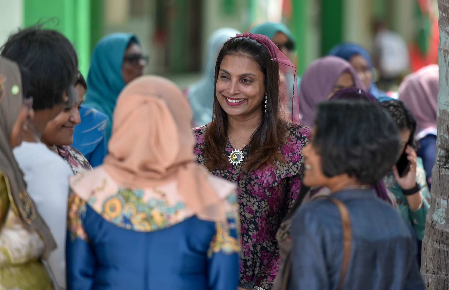 ކ.މާފުށި: މާޗް 7، 2019- މި އަހަރުގެ ބައިނަލްއަގްވާމީ އަންހެނުންގެ ދުވަސް ފާހަގަކުރުމަށް މި ރަށުގައި ބޭއްވި ރަސްމީ ޖަލްސާ އަށް ވަޑައިގެންނެވި، އެޑިއުކޭޝަން މިނިސްޓަރު ޑރ. އާއިޝަތު އަލީ ބައެއް މީހުންނާ ވާހަކަ ދައްކަވަނީ.---ފޮޓޯ: އަހުމަދު ނިޝާތު/މިހާރު