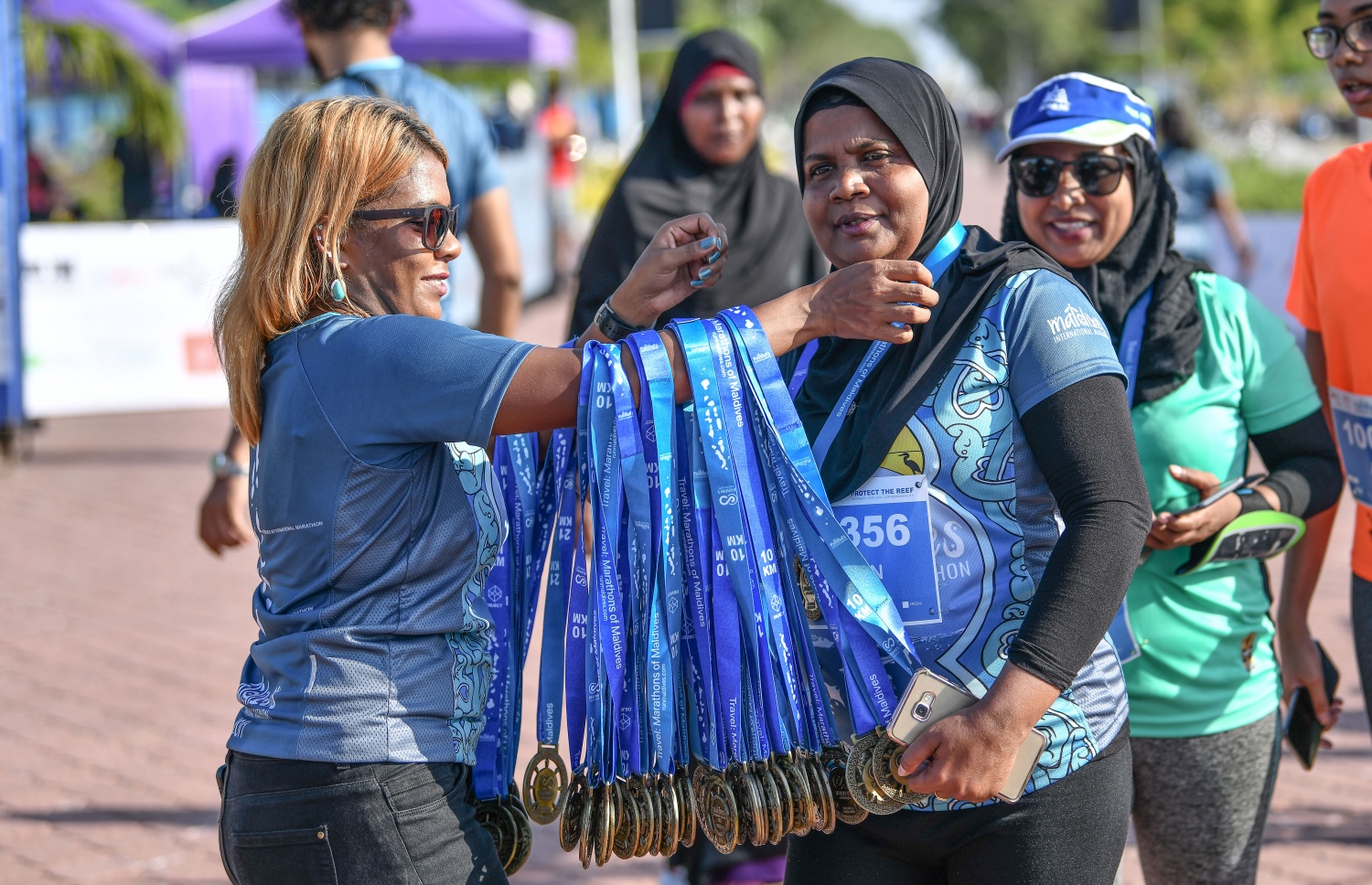 ހުޅުމާލެ (މާޗް 8) – މޯލްޑިވްސް އިންޓަނޭޝަނަލް މެރެތަންގެ ފުލް މެރެތަން، ހާފް މެރެތަން އަދި 10 ކިލޯމީޓަރުގެ ރޭސްތައް: މި އިވެންޓުގެ ފުލް މެރެތަންގައި އިންޑިއާގެ މަޝްހޫރު ފިލްމީ ތަރި އަދި ފިޓްނަސް އެމްބެސެޑަރު މިލިންދު ސޯމަން ވަނީ ދުވެފައި. –ފޮޓޯ: ނިޝާން އަލީ/ މިހާރު