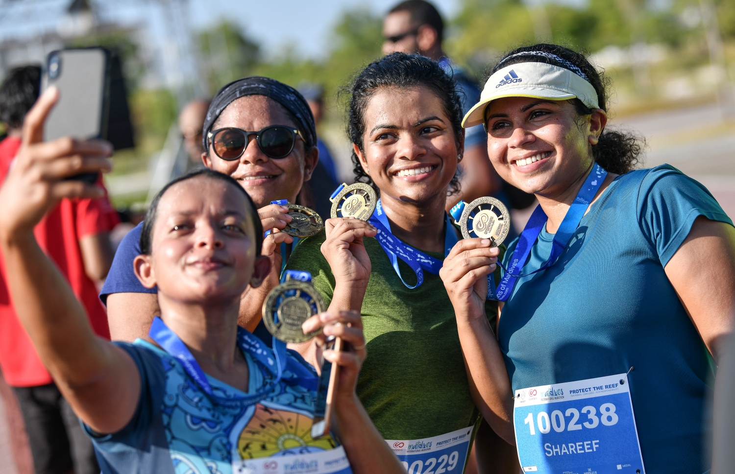 ހުޅުމާލެ (މާޗް 8) – މޯލްޑިވްސް އިންޓަނޭޝަނަލް މެރެތަންގައި ބައިވެރިވި ބައެއް ދުވުންތެރިން ސެލްފީއެއް ނަގަނީ: މި އިވެންޓުގެ ފުލް މެރެތަންގައި އިންޑިއާގެ މަޝްހޫރު ފިލްމީ ތަރި އަދި ފިޓްނަސް އެމްބެސެޑަރު މިލިންދު ސޯމަން ވަނީ ދުވެފައި. –ފޮޓޯ: ނިޝާން އަލީ/ މިހާރު