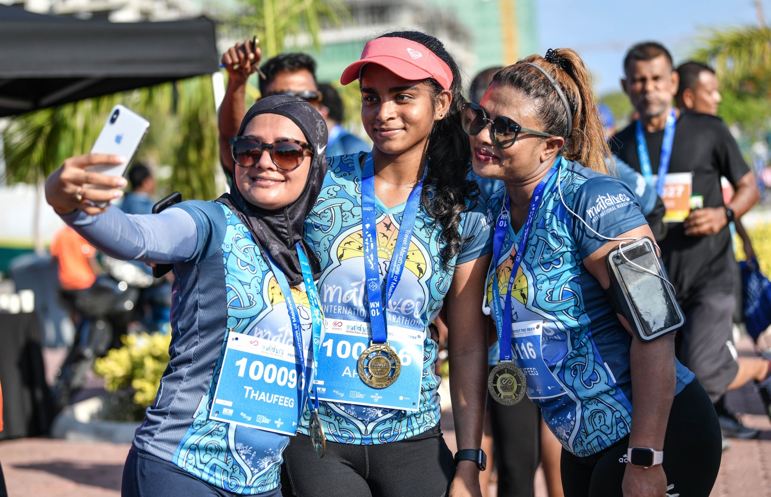 ހުޅުމާލެ (މާޗް 8) – މޯލްޑިވްސް އިންޓަނޭޝަނަލް މެރެތަންގައި ބައިވެރިވި ބައެއް ދުވުންތެރިން ސެލްފީއެއް ނަގަނީ: މި އިވެންޓުގެ ފުލް މެރެތަންގައި އިންޑިއާގެ މަޝްހޫރު ފިލްމީ ތަރި އަދި ފިޓްނަސް އެމްބެސެޑަރު މިލިންދު ސޯމަން ވަނީ ދުވެފައި. –ފޮޓޯ: ނިޝާން އަލީ/ މިހާރު