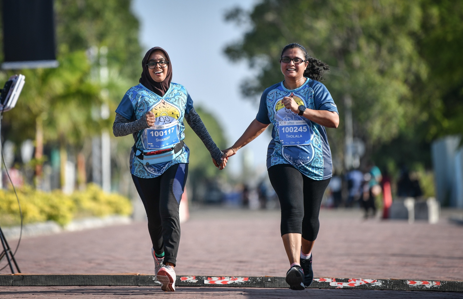 ހުޅުމާލެ (މާޗް 8) – މޯލްޑިވްސް އިންޓަނޭޝަނަލް މެރެތަންގެ ފުލް މެރެތަން، ހާފް މެރެތަން އަދި 10 ކިލޯމީޓަރުގެ ރޭސްތައް: މި އިވެންޓުގެ ފުލް މެރެތަންގައި އިންޑިއާގެ މަޝްހޫރު ފިލްމީ ތަރި އަދި ފިޓްނަސް އެމްބެސެޑަރު މިލިންދު ސޯމަން ވަނީ ދުވެފައި. –ފޮޓޯ: ނިޝާން އަލީ/ މިހާރު