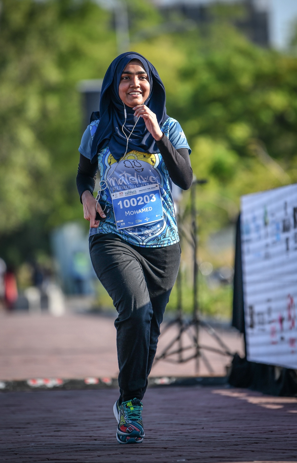 ހުޅުމާލެ (މާޗް 8) – މޯލްޑިވްސް އިންޓަނޭޝަނަލް މެރެތަންގެ ފުލް މެރެތަން، ހާފް މެރެތަން އަދި 10 ކިލޯމީޓަރުގެ ރޭސްތައް: މި އިވެންޓުގެ ފުލް މެރެތަންގައި އިންޑިއާގެ މަޝްހޫރު ފިލްމީ ތަރި އަދި ފިޓްނަސް އެމްބެސެޑަރު މިލިންދު ސޯމަން ވަނީ ދުވެފައި. –ފޮޓޯ: ނިޝާން އަލީ/ މިހާރު